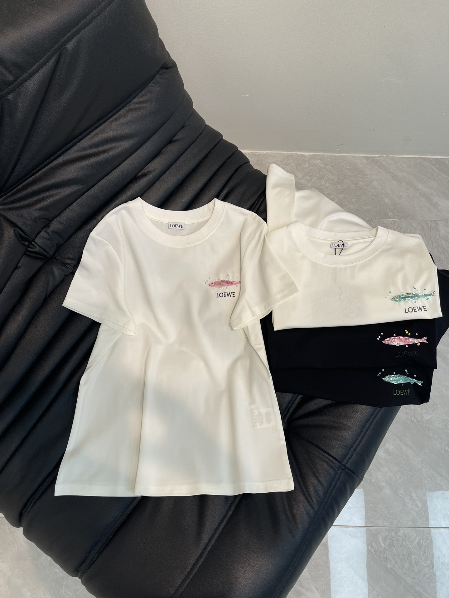 NO:330126,Loew*25 spring and summer new heavy industrial embroidered beaded fish short-sleeved T-shirt. It uses mercerized cotton fabric with soft and delicate texture, simple and versatile, and reduces age-reducing temperament!  The body shape is comfortable and beautiful!  Very suitable for summer wear.S-XXL, loewe, T-shirt,tees, t-shirt,alexander wang19860909Loew*25春夏新款重工刺绣串珠小鱼短袖T恤.采用丝光棉面料质感柔软细腻,简约百搭,减龄气质！版型修身上身效果舒适好看！非常适合夏日穿着.S-XXL,,loewe,T-shirt,tees，t-shirt,alexander wang,Women's clothing