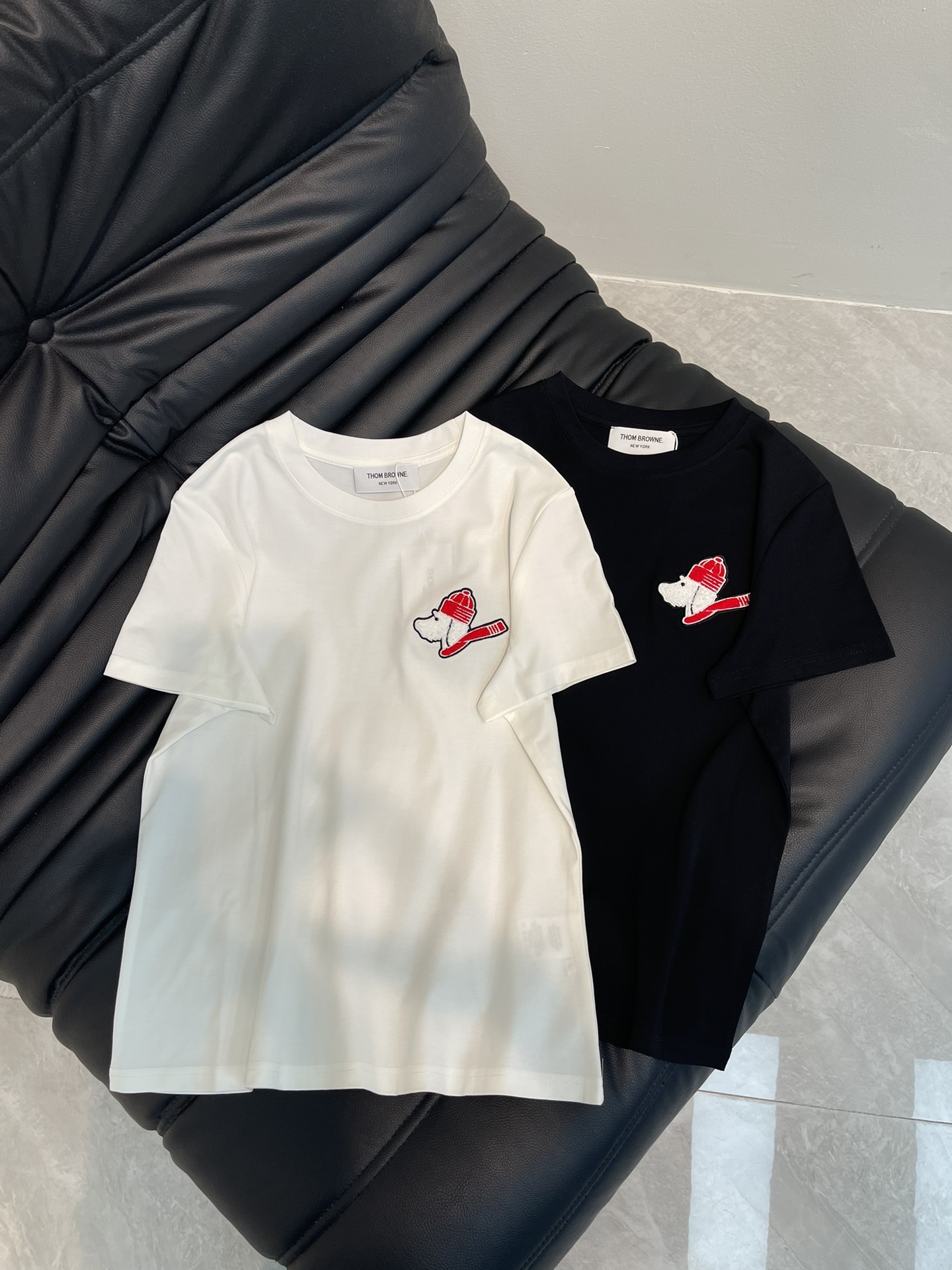 NO:330123,TB*25 spring and summer new product, wearing a hat, scarf, embroidered puppy short-sleeved T-shirt. It uses mercerized cotton fabric with soft and delicate texture, simple and versatile, and reduces age-reducing temperament!  The body shape is comfortable and beautiful!  Very suitable for summer wear.S-XXL, T-shirt,tees,t-shirt,hats,alexander wang19860909TB*25春夏新品戴帽子围巾刺绣小狗短袖T恤.采用丝光棉面料质感柔软细腻,简约百搭,减龄气质！版型修身上身效果舒适好看！非常适合夏日穿着.S-XXL,,T-shirt,tees，t-shirt,hats,alexander wang,Women's clothing