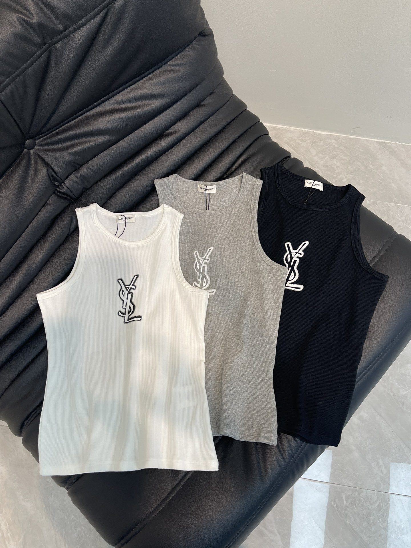 NO:330120,Ysl*25 spring and summer new letter elastic vest, made of elastic fabric, can be controlled by any body shape, elasticity and softness online, chest letter design, highlight the brand style, excellent texture, smooth and delicate lines of the turner, perfect details, high quality √ high version √ full three standards √ SML,,saint laurent,alexander wang19860909Ysl*25春夏新款字母弹力背心 采用弹力面料 任何身形都可以驾驭 弹力柔软都在线 胸前字母设计 彰显品牌格调 质感绝了 车工走线平整细腻 完美细节处理 高品质√高版本√三标齐全√ SML,,saint laurent,alexander wang,Women's clothing