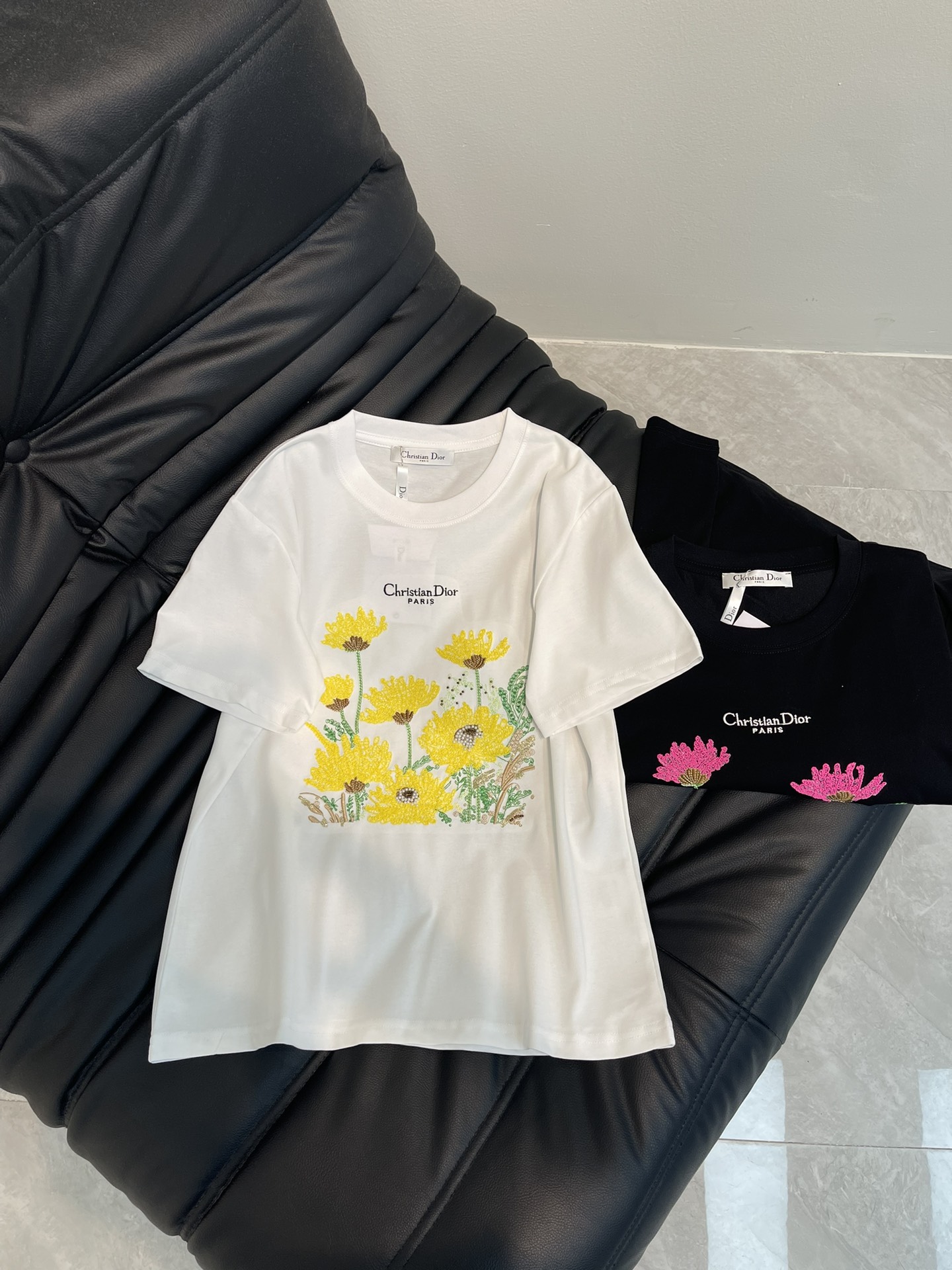 NO:330117,Dio*25 spring and summer new product heavy industry embroidered short-sleeved T-shirt with exquisite loose fit and huge slim upper body!  Customized front embroidered flowers, low-key and luxurious!  A must-have item for fashionable things unlocks all outfits!  Determine the quality of my home!  Classic items are fashionable and high-end, and the classic style is versatile and not picky!  SML, dior, T-shirt,tees, t-shirt,alexander wang19860909Dio*25春夏新品重工刺绣短袖T恤 精致宽松版型上身巨显瘦！ 定制前幅刺绣花卉 低调奢华！ 时髦精必备单品解锁所有穿搭！ 认准我家品质！经典单品时髦又高级 经典版型百搭不挑人！ SML,,dior,T-shirt,tees，t-shirt,alexander wang,Women's clothing