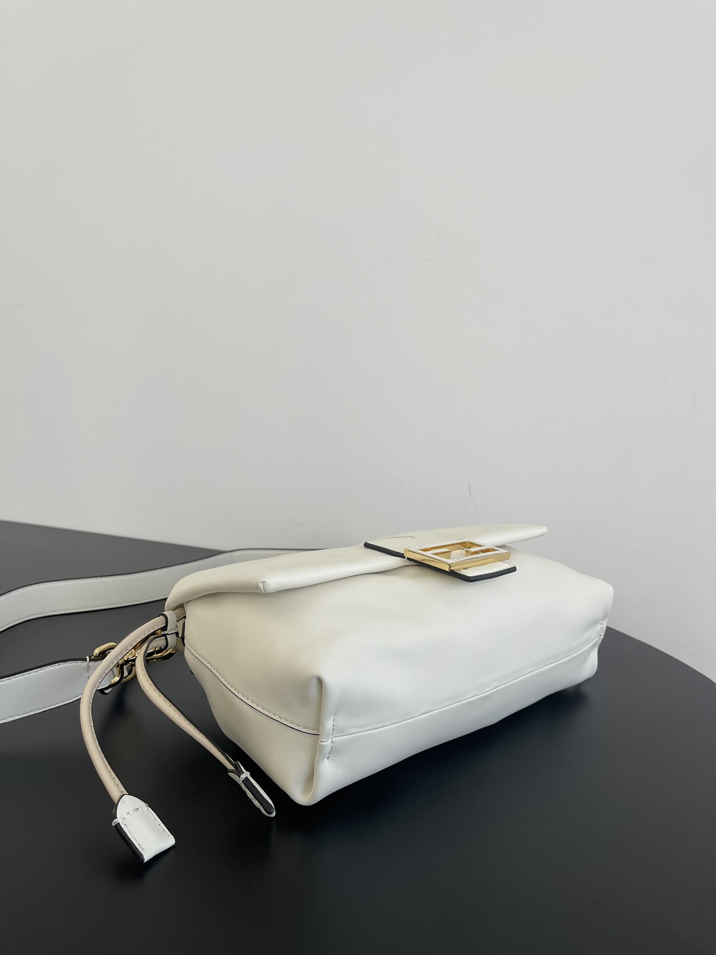 Fendi White Mamma Baguette Baguette/Hobo in Lambskin Leather, 26.5x8.5x18cm 9 i1743576582 8089 0