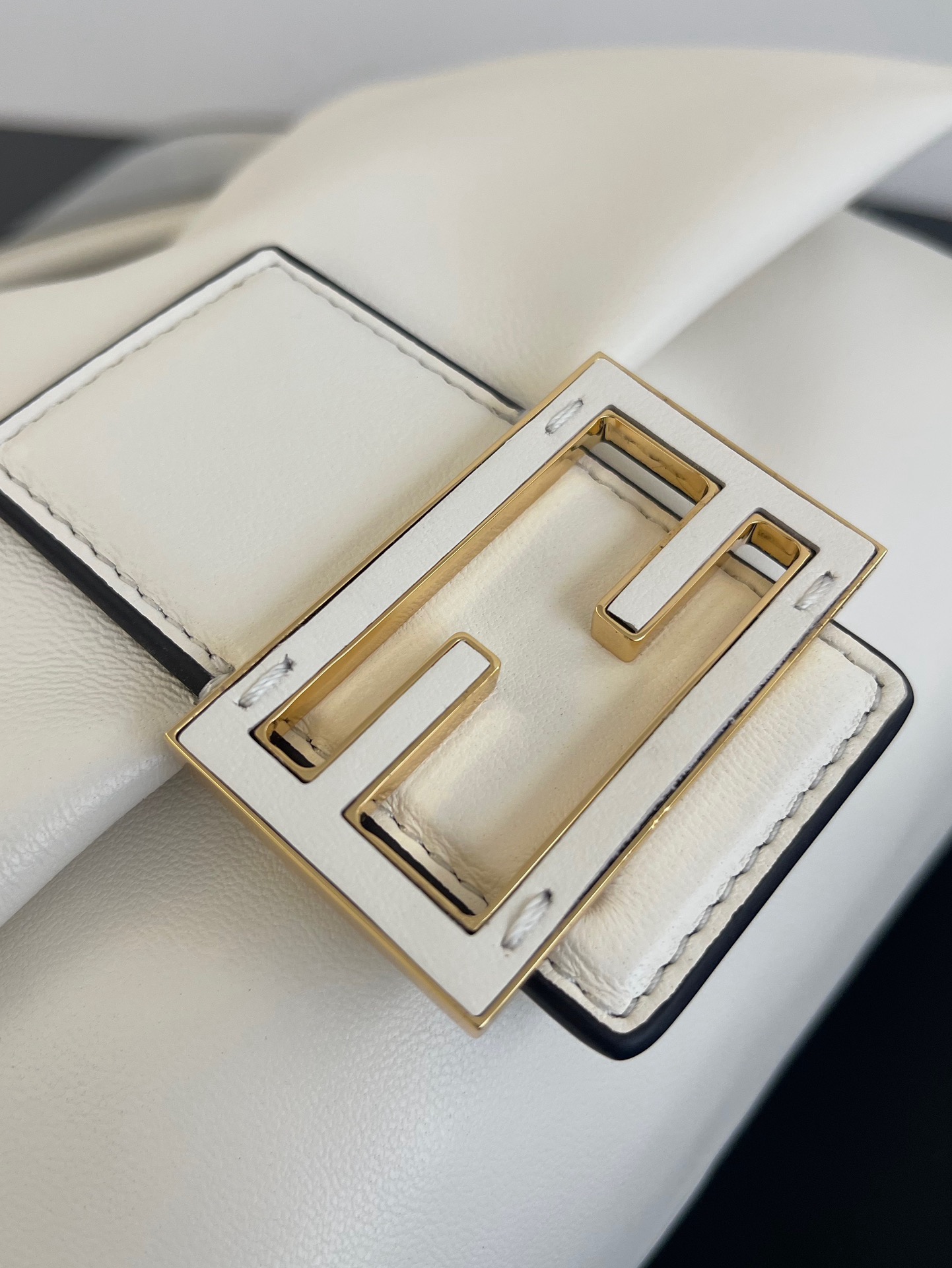 Fendi White Mamma Baguette Baguette/Hobo in Lambskin Leather, 26.5x8.5x18cm 4 i1743576863 7824 0
