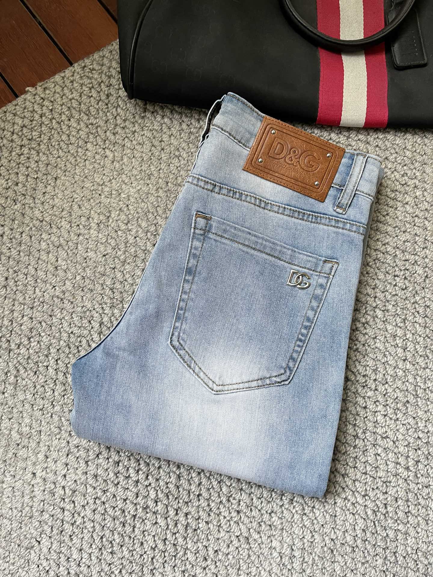 NO:135320,DG 2025Ss new season jeans, heavy industry water-washed casual jeans, imported original washing elastic fabric, comfortable and elastic, unique design, super positive style, comfortable and breathable, extremely high grade, counter quality, handsome upper body, 28-38 (35.37), Dolce&Gabbana, jeans, alexander wang19860909DG 2025Ss新季牛仔裤、重工水洗休闲牛仔裤,进口原版水洗弹力面料,舒适有弹性,独特设计,版型超正,舒适透气,档次极高,专柜品质,上身帅气十足,码数28-38（35.37）,,Dolce&Gabbana,jeans,alexander wang,Men's clothing