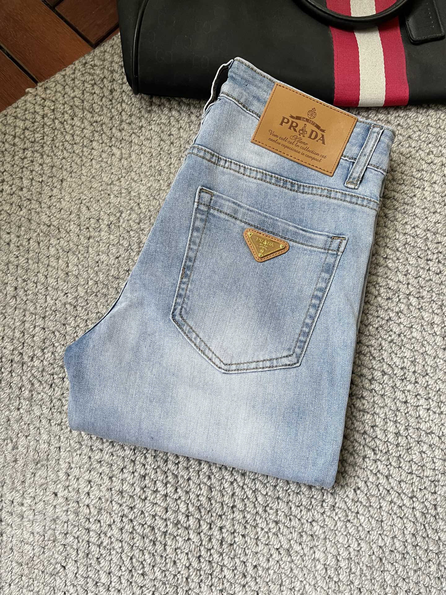 NO:135332,Pula*2025Ss new season jeans, heavy industry water-washed casual jeans, imported original washing elastic fabric, comfortable and elastic, unique design, super positive style, comfortable and breathable, extremely high grade, counter quality, handsome upper body, 28-38 (35.37), prada, jeans, alexander wang19860909普拉*2025Ss新季牛仔裤、重工水洗休闲牛仔裤,进口原版水洗弹力面料,舒适有弹性,独特设计,版型超正,舒适透气,档次极高,专柜品质,上身帅气十足,码数28-38（35.37）,,prada,jeans,alexander wang,Men's clothing