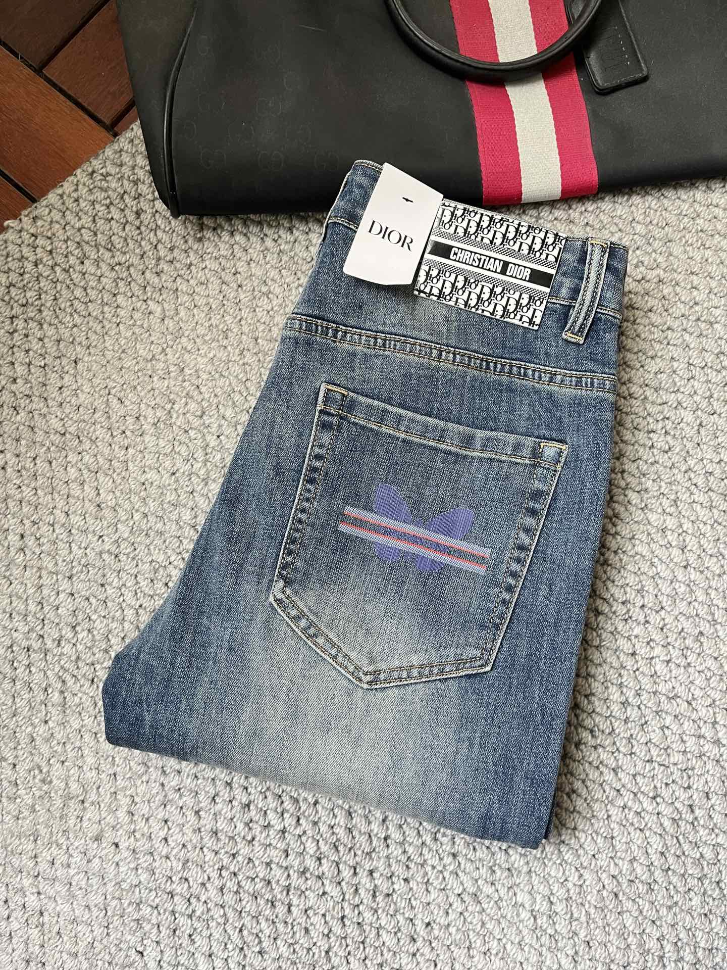 NO:135310,D*2025Ss new season jeans, heavy industry water-washed casual jeans, imported original washing elastic fabric, comfortable and elastic, unique design, super positive style, comfortable and breathable, extremely high grade, counter quality, handsome upper body, 28-38 (35.37), ,jeans,alexander wang19860909D*2025Ss新季牛仔裤、重工水洗休闲牛仔裤,进口原版水洗弹力面料,舒适有弹性,独特设计,版型超正,舒适透气,档次极高,专柜品质,上身帅气十足,码数28-38（35.37）,,jeans,alexander wang,Men's clothing