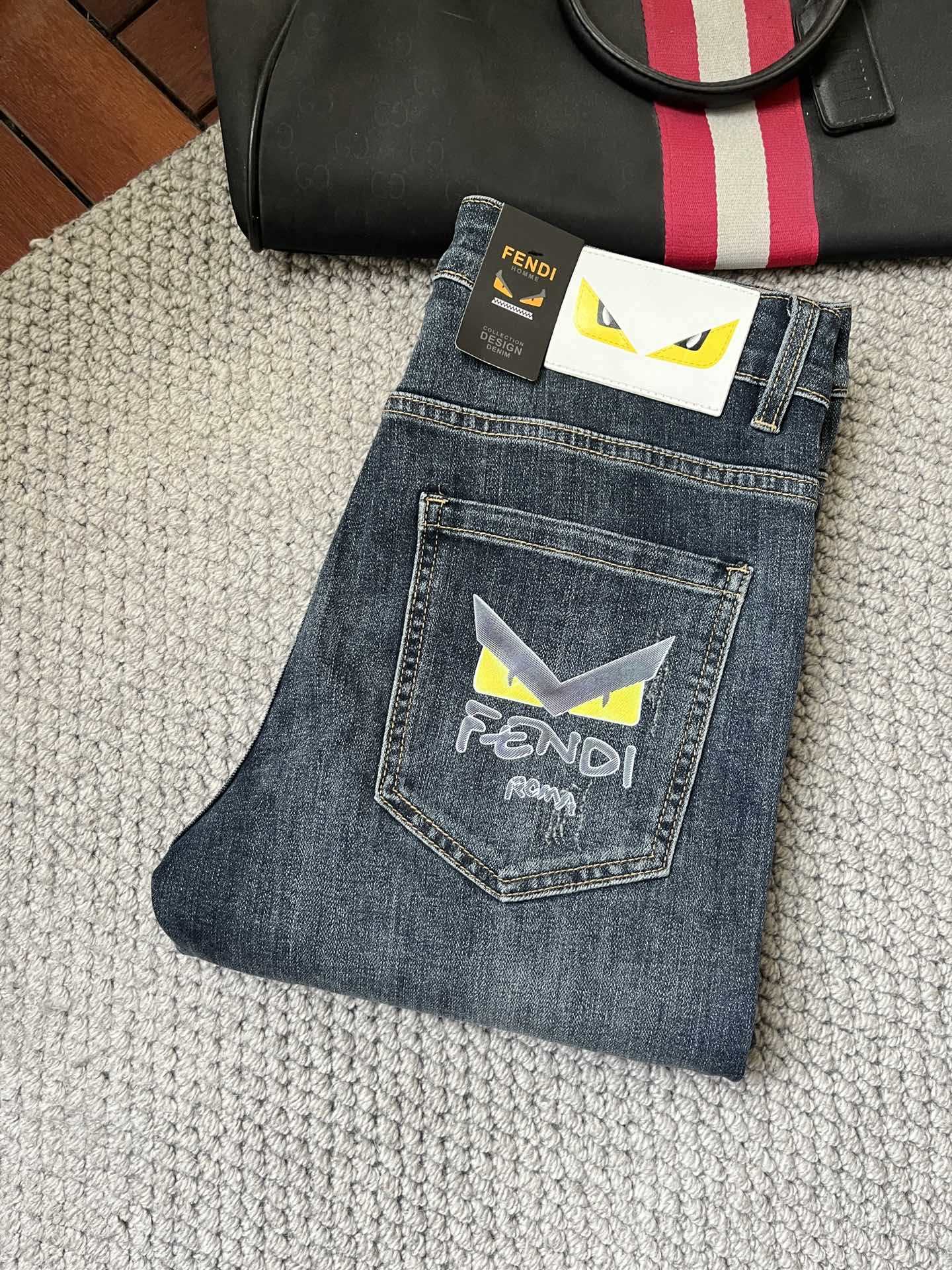 NO:135316,FD*2025Ss new season jeans, heavy industry water-washed casual jeans, imported original washing elastic fabric, comfortable and elastic, unique design, super positive style, comfortable and breathable, extremely high grade, counter quality, handsome upper body, 28-38 (35.37), ,jeans,alexander wang19860909FD*2025Ss新季牛仔裤、重工水洗休闲牛仔裤,进口原版水洗弹力面料,舒适有弹性,独特设计,版型超正,舒适透气,档次极高,专柜品质,上身帅气十足,码数28-38（35.37）,,jeans,alexander wang,Men's clothing