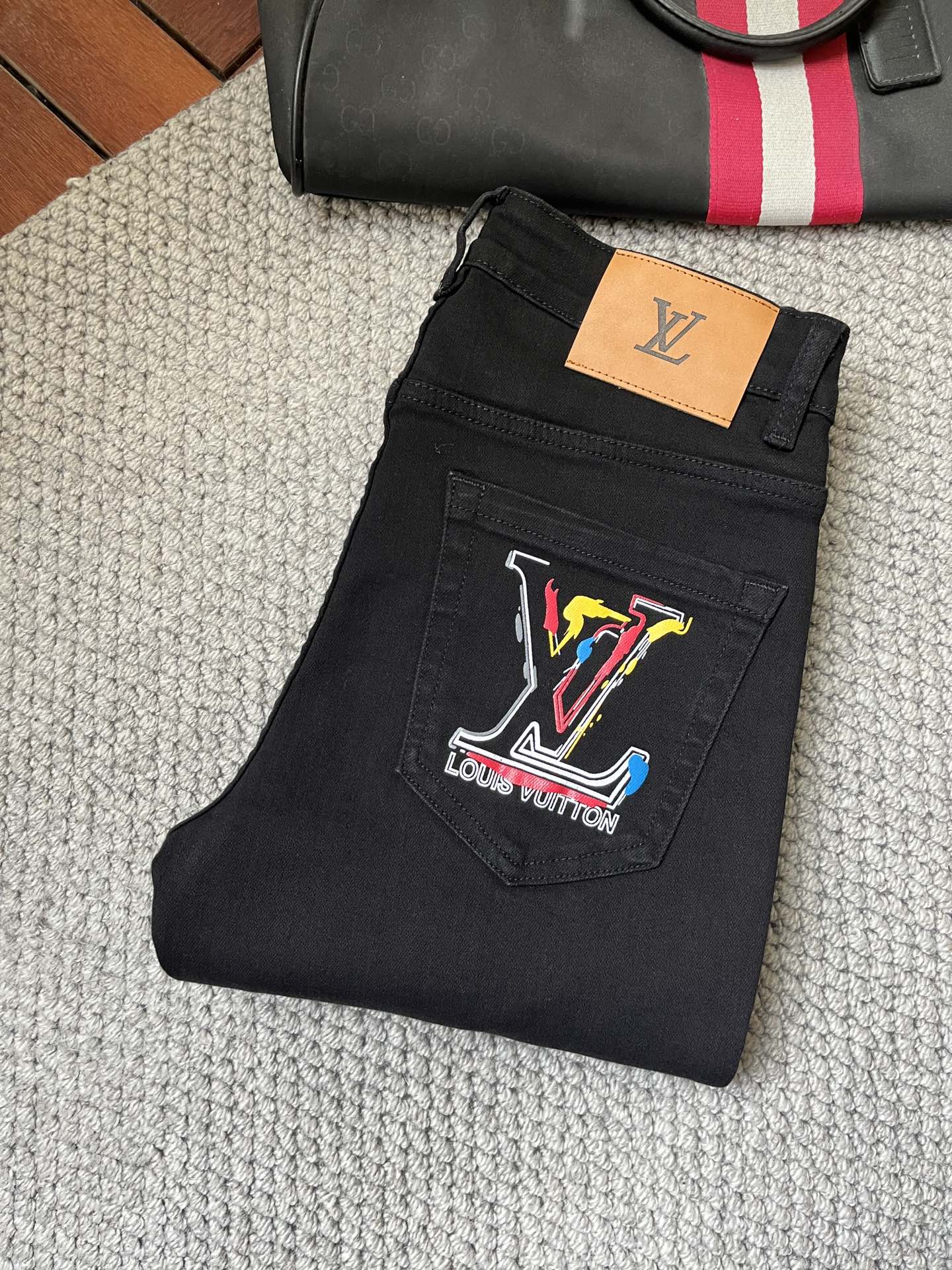 NO:135319,V*2025Ss new season jeans, heavy industry water-washed casual jeans, imported original washing elastic fabric, comfortable and elastic, unique design, super positive style, comfortable and breathable, extremely high grade, counter quality, handsome upper body, 28-38 (35.37), ,jeans,alexander wang19860909V*2025Ss新季牛仔裤、重工水洗休闲牛仔裤,进口原版水洗弹力面料,舒适有弹性,独特设计,版型超正,舒适透气,档次极高,专柜品质,上身帅气十足,码数28-38（35.37）,,jeans,alexander wang,Men's clothing