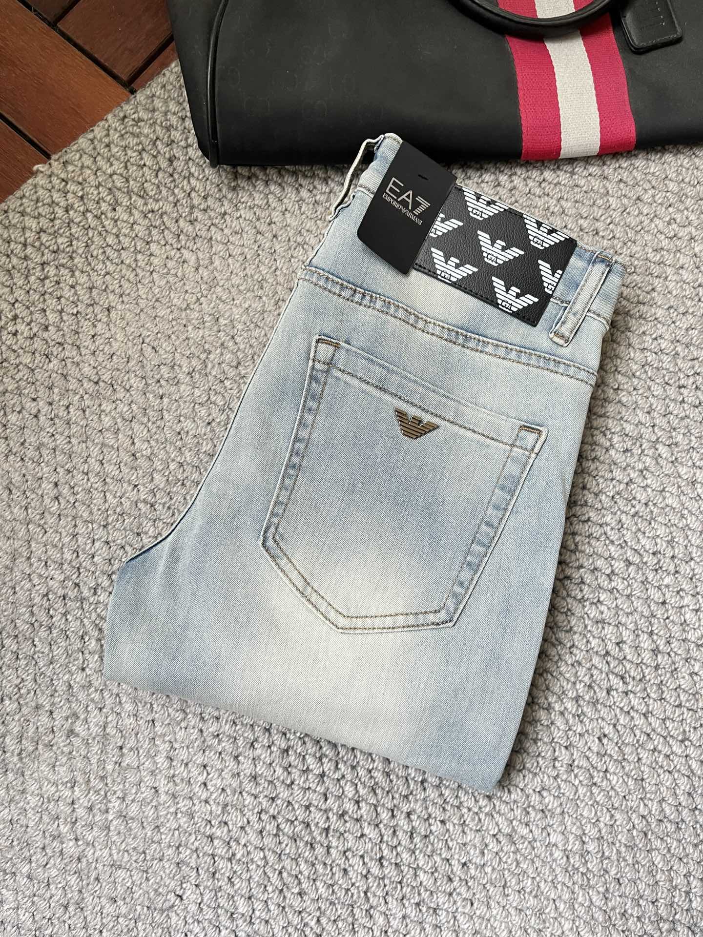 NO:135322,Ama*2025Ss new season jeans, heavy industry water-washed casual jeans, imported original washing elastic fabric, comfortable and elastic, unique design, super positive style, comfortable and breathable, extremely high grade, counter quality, handsome upper body, 28-38 (35.37), ,jeans,alexander wang19860909阿玛*2025Ss新季牛仔裤、重工水洗休闲牛仔裤,进口原版水洗弹力面料,舒适有弹性,独特设计,版型超正,舒适透气,档次极高,专柜品质,上身帅气十足,码数28-38（35.37）,,jeans,alexander wang,Men's clothing