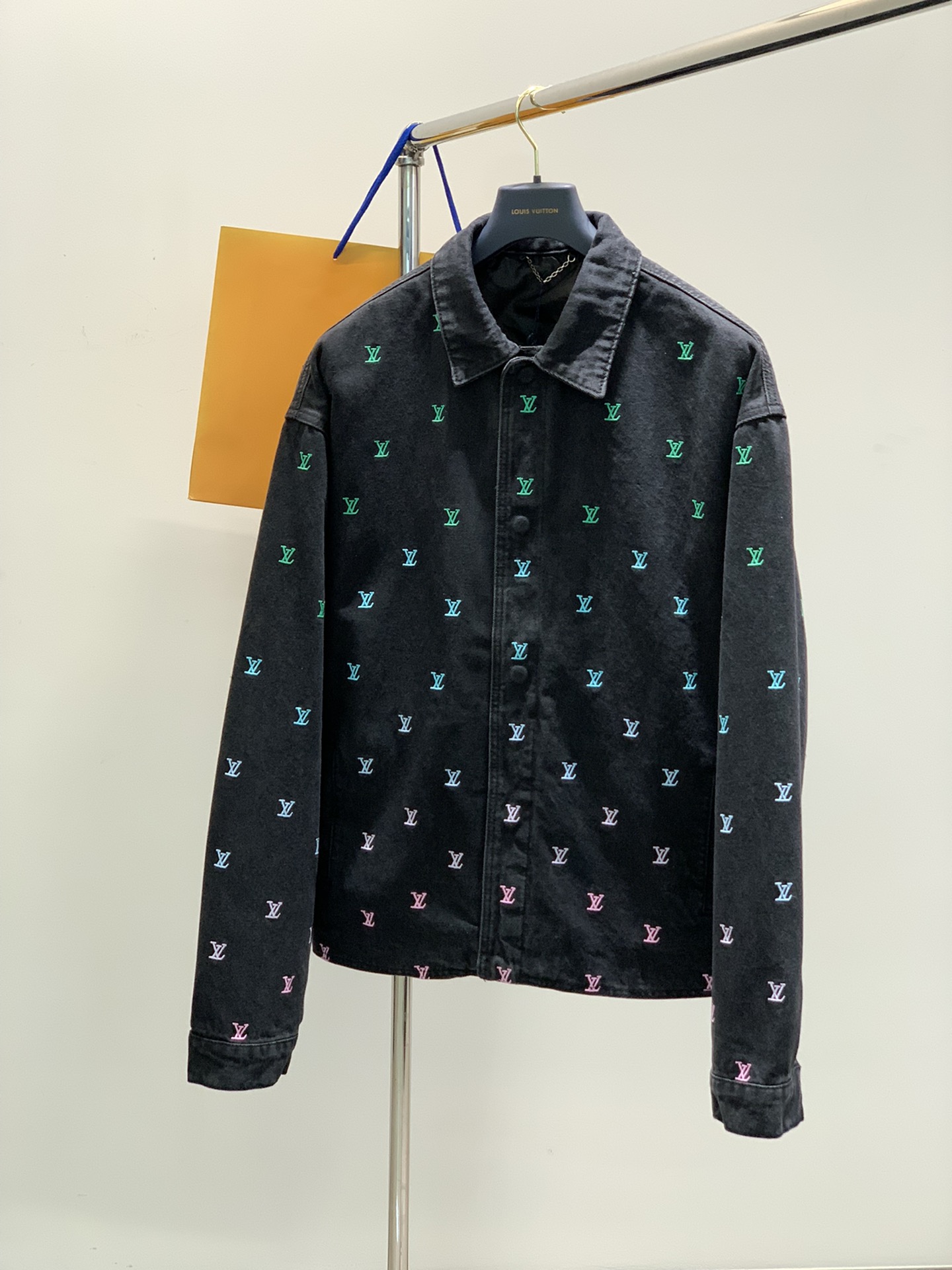 NO:135078,Clothes, Pants P, Louis Vuitton, the latest spring model, available at the counter at the same time, original orders, fashionable and casual denim suits, very distinctive on the upper body!  Eye-catching and highlighted, imported original fabric, top-grade embroidery craft letter pattern decoration logo, original hardware and auxiliary decoration, simple but not lacking in fashion, classic and atmospheric, comfortable and breathable, handsome and stylish on the upper body, S-XL,, louis vuitton, louis vuitton, alexander wang19860909衣服,裤子P,LouisVuitton 路易威登,春季最新款,专柜同步有售,原单狠货,时尚休闲牛仔套装,上身很有特点！吸睛而有亮点,进口原版面料,顶级刺绣工艺字母图案装饰Logo,原版五金辅料装饰,简单而不失时尚,经典大气,舒适透气,上身帅气有型,码数S-XL,,louis vuitton,louis vuitton,alexander wang,Men's clothing