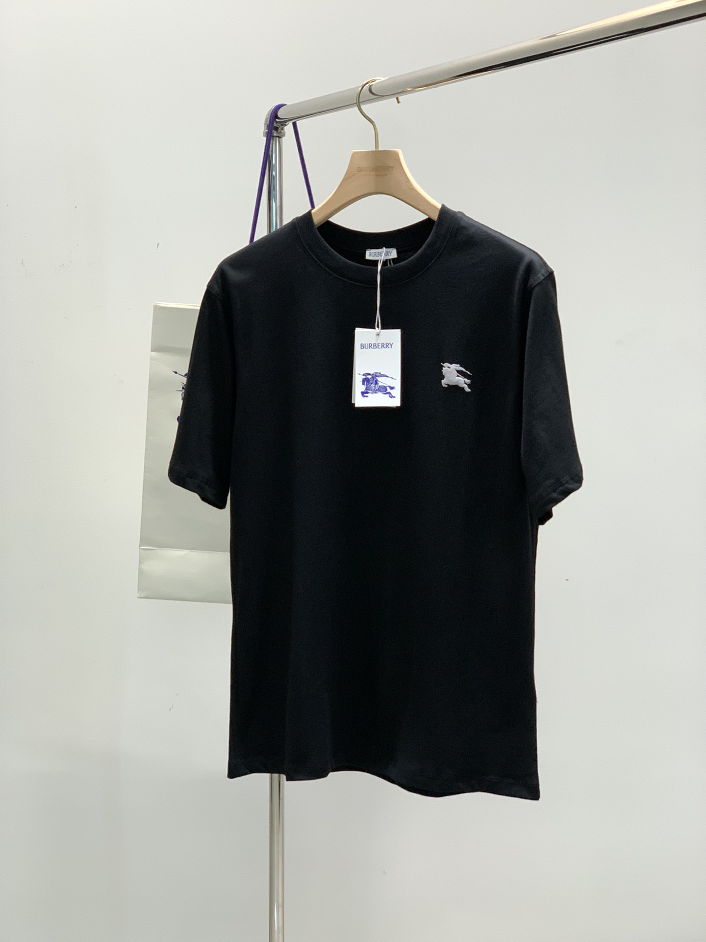 NO:135084,,Burberry Burberry, the latest summer products in 2025, available at the counter at the same time, original singles, fashionable and casual round neck short-sleeved T-shirt, imported original fabric, comfortable and breathable upper body, top printing craft letter pattern decoration logo, extremely high grade, comfortable and versatile, handsome upper body, 3 colors recommendation, S-XL, burberry, burberry, T-shirt, tees, t-shirt, alexander wang19860909,Burberry 巴宝莉,2025夏季最新品,专柜同步有售,原单狠货,时尚休闲圆领短袖T恤,进口原版面料,上身舒适透气,顶级印花工艺字母图案装饰logo,档次极高,舒适百搭,上身帅气十足,3色推荐,码数S-XL,,burberry,burberry,T-shirt,tees，t-shirt,alexander wang,Men's clothing