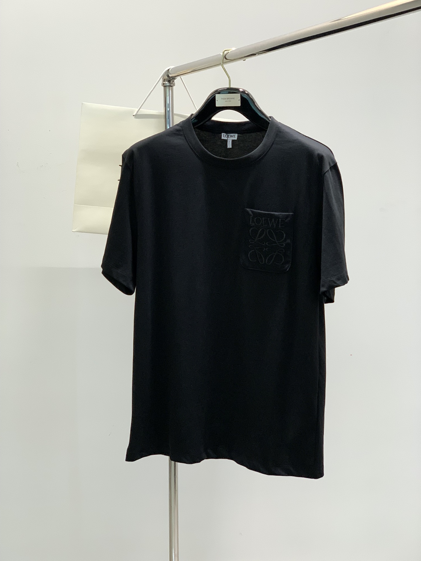 NO:135081,,Loewe, the latest model for summer 2025, available at the counter at the same time, original single product, fashionable and casual round neck short-sleeved T-shirt, very distinctive on the upper body!  Eye-catching and highlighted, imported original fabric, top-grade embroidery craft letter pattern decorative logo, simple but not lacking in fashion, classic and atmospheric, comfortable and breathable, handsome and stylish on the upper body, 3 colors recommended, code number S-Xl, loewe, loewe, T-shirt, tees, t-shirt, alexander wang19860909,Loewe 罗意威,2025夏季最新款,专柜同步有售,原单狠货,时尚休闲圆领短袖T恤,上身很有特点！吸睛而有亮点,进口原版面料,顶级刺绣工艺字母图案装饰Logo,简单而不失时尚,经典大气,舒适透气,上身帅气有型,3色推荐,码数S-Xl,,loewe,loewe,T-shirt,tees，t-shirt,alexander wang,Men's clothing