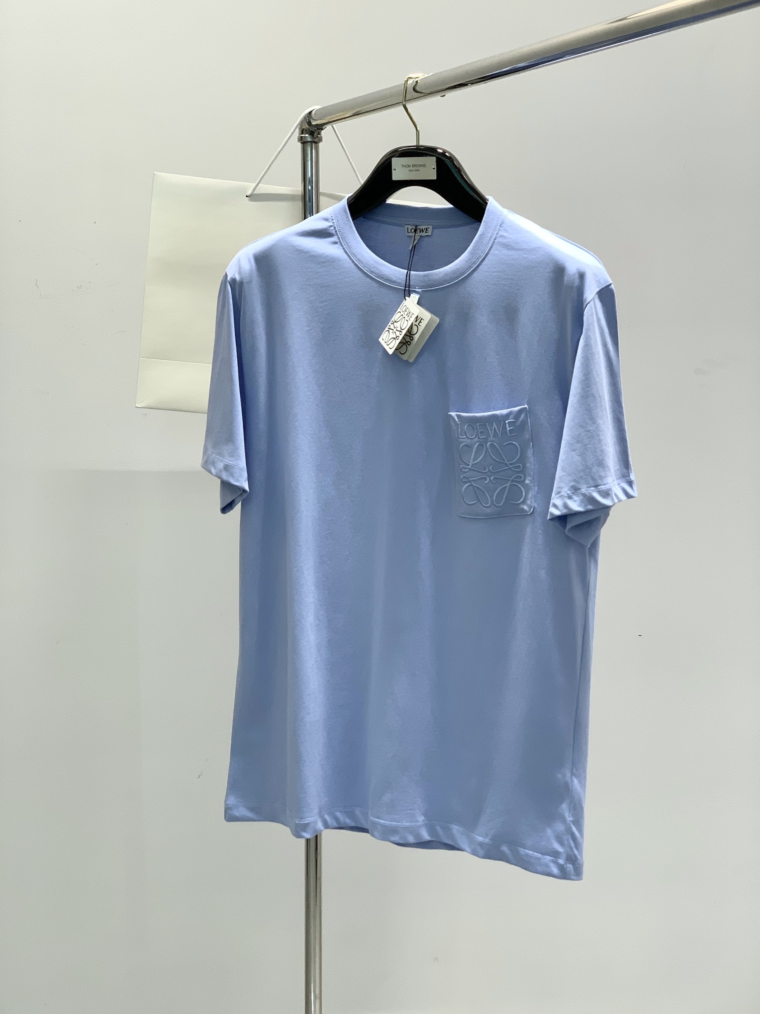 NO:135109,,Loewe, the latest model for summer 2025, available at the counter at the same time, original single product, fashionable and casual round neck short-sleeved T-shirt, very distinctive on the upper body!  Eye-catching and highlighted, imported original fabric, top-grade embroidery craft letter pattern decorative logo, simple but not lacking in fashion, classic and atmospheric, comfortable and breathable, handsome and stylish on the upper body, 3 colors recommended, code number S-Xl, loewe, loewe, T-shirt, tees, t-shirt, alexander wang19860909,Loewe 罗意威,2025夏季最新款,专柜同步有售,原单狠货,时尚休闲圆领短袖T恤,上身很有特点！吸睛而有亮点,进口原版面料,顶级刺绣工艺字母图案装饰Logo,简单而不失时尚,经典大气,舒适透气,上身帅气有型,3色推荐,码数S-Xl,,loewe,loewe,T-shirt,tees，t-shirt,alexander wang,Men's clothing