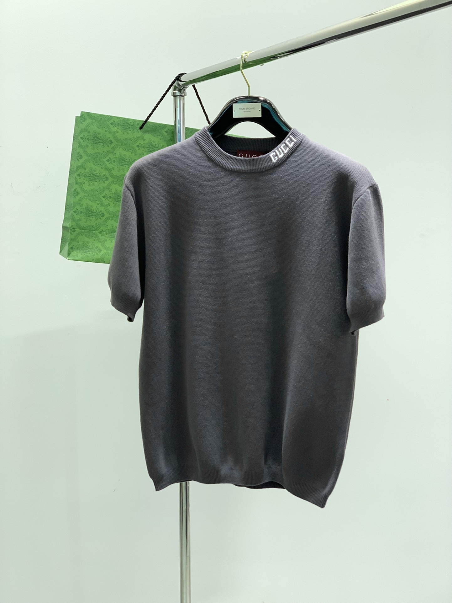 NO:135075,The color is gray, Gucci, the latest spring and summer style, available at the counter at the same time, original single product, fashionable and casual round neck knitted short-sleeved T-shirt, very distinctive on the upper body!  Eye-catching and highlighted, imported original fabric, top-grade knitted craft letter pattern decorative logo, simple but not lacking in fashion, classic and atmospheric, comfortable and breathable, handsome and stylish on the upper body, S-XL, gucci, gucci, T-shirt, tees, t-shirt, alexander wang19860909颜色灰色 ,Gucci 古驰,春夏最新款,专柜同步有售,原单狠货,时尚休闲圆领针织短袖T恤,上身很有特点！吸睛而有亮点,进口原版面料,顶级针织工艺字母图案装饰Logo,简单而不失时尚,经典大气,舒适透气,上身帅气有型,码数S-XL,,gucci,gucci,T-shirt,tees，t-shirt,alexander wang,Men's clothing