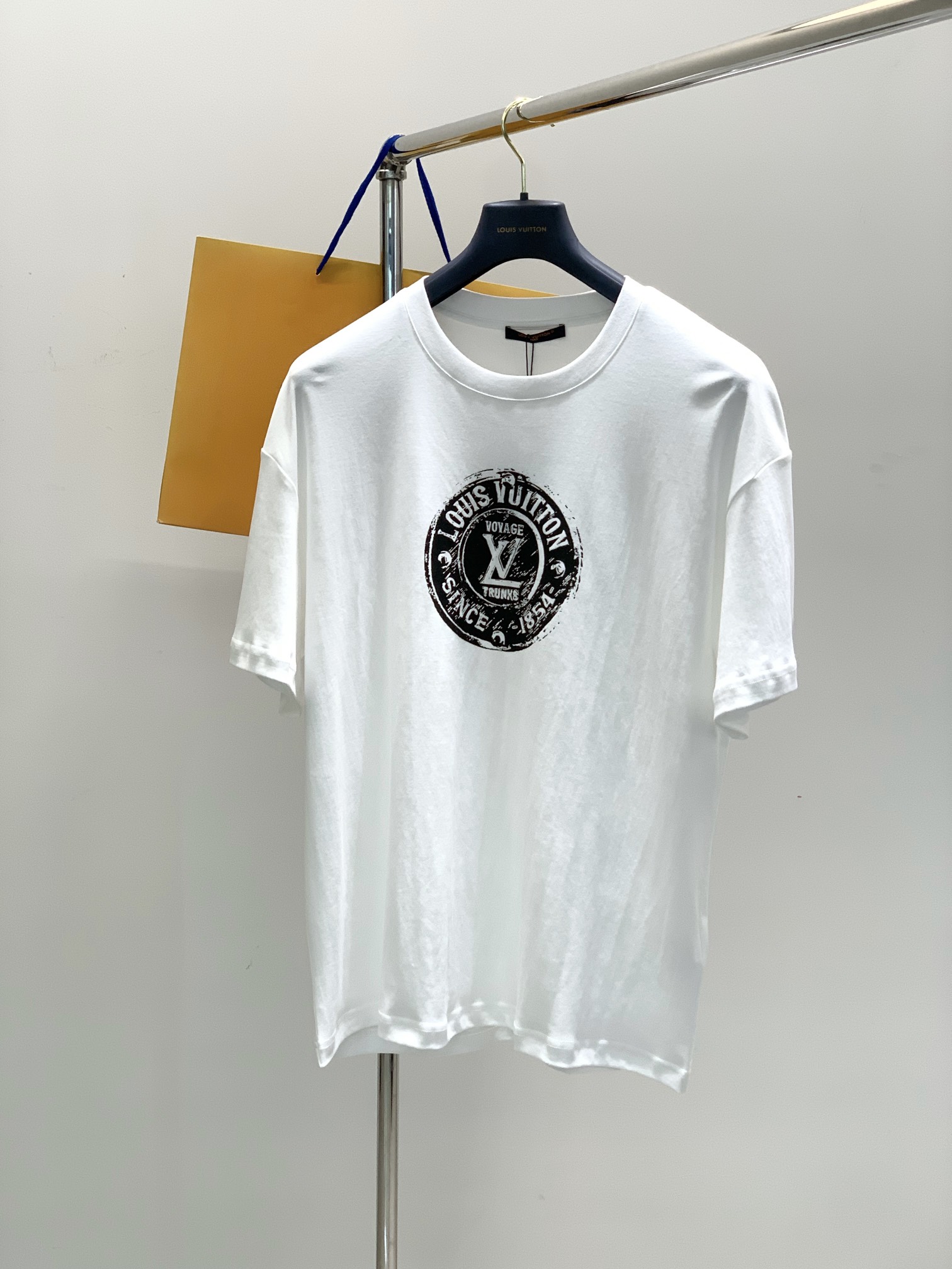 NO:135079,,LouisVuitton, the latest summer model, available at the counter at the same time, original singles, fashionable and casual round neck short-sleeved T-shirt, very distinctive on the upper body!  Eye-catching and highlighted, imported original fabric, top-level printing craft letter pattern decorative logo, simple but not lacking in fashion, classic and atmospheric, comfortable and breathable, handsome and stylish on the upper body, S-XL,, louis vuitton, louis vuitton, T-shirt,tees, t-shirt,alexander wang19860909,LouisVuitton 路易威登,夏季最新款,专柜同步有售,原单狠货,时尚休闲圆领短袖T恤,上身很有特点！吸睛而有亮点,进口原版面料,顶级印花工艺字母图案装饰Logo,简单而不失时尚,经典大气,舒适透气,上身帅气有型,码数S-XL,,louis vuitton,louis vuitton,T-shirt,tees，t-shirt,alexander wang,Men's clothing