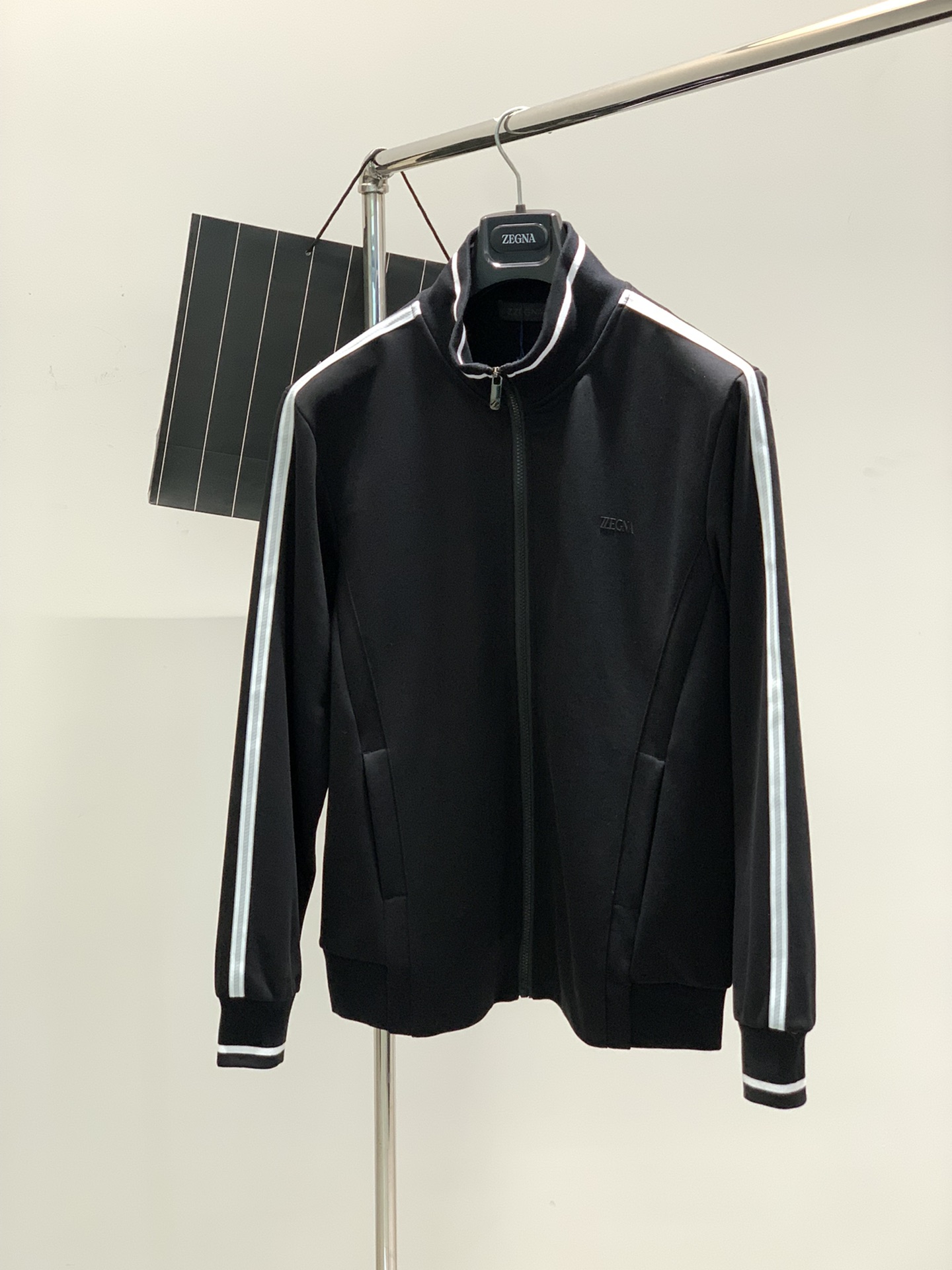 NO:135076,Clothes, P-pants, Zegna, the latest spring products, available at the counter at the same time, original singles, fashionable and casual suits, imported original fabrics, comfortable and breathable, top-level printing craft letter pattern decoration logo, original hardware and accessories decoration, the upper body is very handsome!  3 colors recommended, code number M-3XL, popular products recommended!  ,zegna,alexander wang19860909衣服,裤子P,杰尼亚 Zegna,春季最新品,专柜同步有售,原单狠货,时尚休闲套装,采用进口原版面料,舒适透气,顶级印花工艺字母图案装饰logo,原版五金辅料装饰,上身帅气十足！3色推荐,码数M-3XL,爆款推荐！,,zegna,alexander wang,Men's clothing