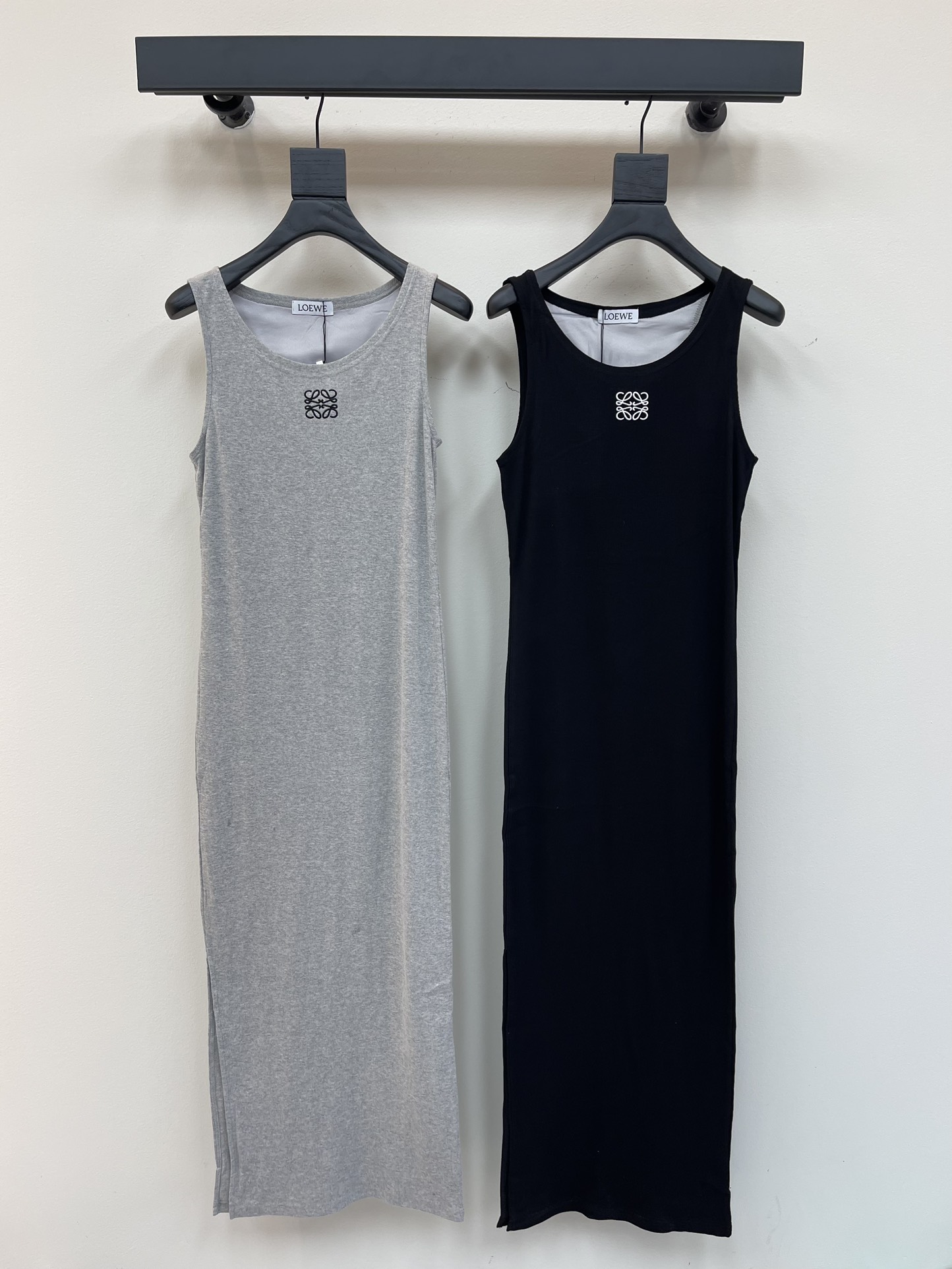 NO:330184,Loew*25 spring and summer new letter logo embroidered vest dress. Simple and unique, and really versatile. It is not picky at all and can modify the figure. It is pure and desire to grasp it. The fabric is vertical knitted pure cotton, and the length is to the ankle position, making it look slimmest. SML, loewe, skirts, alexander wang19860909Loew*25春夏新款字母识标刺绣背心连衣裙.简约有个性,而且真的有被百搭到 完全不挑人,很能修饰身材.纯欲拿捏住了,面料是竖条针织纯棉,长度到脚踝的位置,最最显瘦.SML,,loewe,skirts,alexander wang,Women's clothing