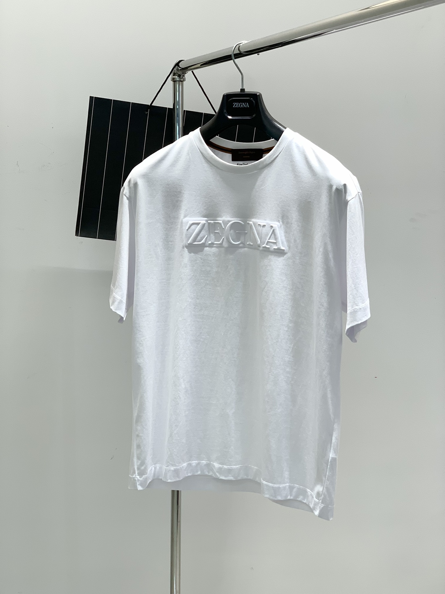 NO:135085,,Jeria EZ high-end line series, soft liquid ammonia cotton, small LOGO short-sleeved T-shirt. Egyptian long velvet cotton, high-string high-definition weaving, liquid ammonia process. German OEKO-TEX100 certification, soft and delicate, and refreshing body feel. Few details and exquisite, small badge on the left chest, three-dimensional high-circular craftsmanship. The looseness fits the cut, not exaggerated or straight, extremely simple and ultimate!  Color white, black, size S-2XL S shoulder width 45 bust 106 clothes length 70 M shoulder width 47 bust 110 clothes length 72. L shoulder width 49 bust 114 clothes length 74. XL shoulder width 51 bust 118 clothes length 76. 2XL shoulder width 53 bust 122 clothes length 78, T-shirt,tees,t-shirt,alexander wang19860909,杰力亚 EZ高端线系列,舒柔液氨棉,小LOGO短袖T恤. 埃及长绒棉,高支高密织造,液氨工艺处理. 德国OEKO-TEX100认证 , 舒柔而细腻,体感清爽. 细节少而精 , 左胸口的小徽章 ,立体的高周波工艺. 松量恰好合身剪裁,不浮夸亦不板正,极简极致！ 颜色白,黑,尺码S-2XL S肩宽45胸围106衣长70  M肩宽47胸围110衣长72. L肩宽49胸围114衣长74. XL肩宽51 胸围118衣长76. 2XL肩宽53胸围122衣长78,,T-shirt,tees，t-shirt,alexander wang,Men's clothing