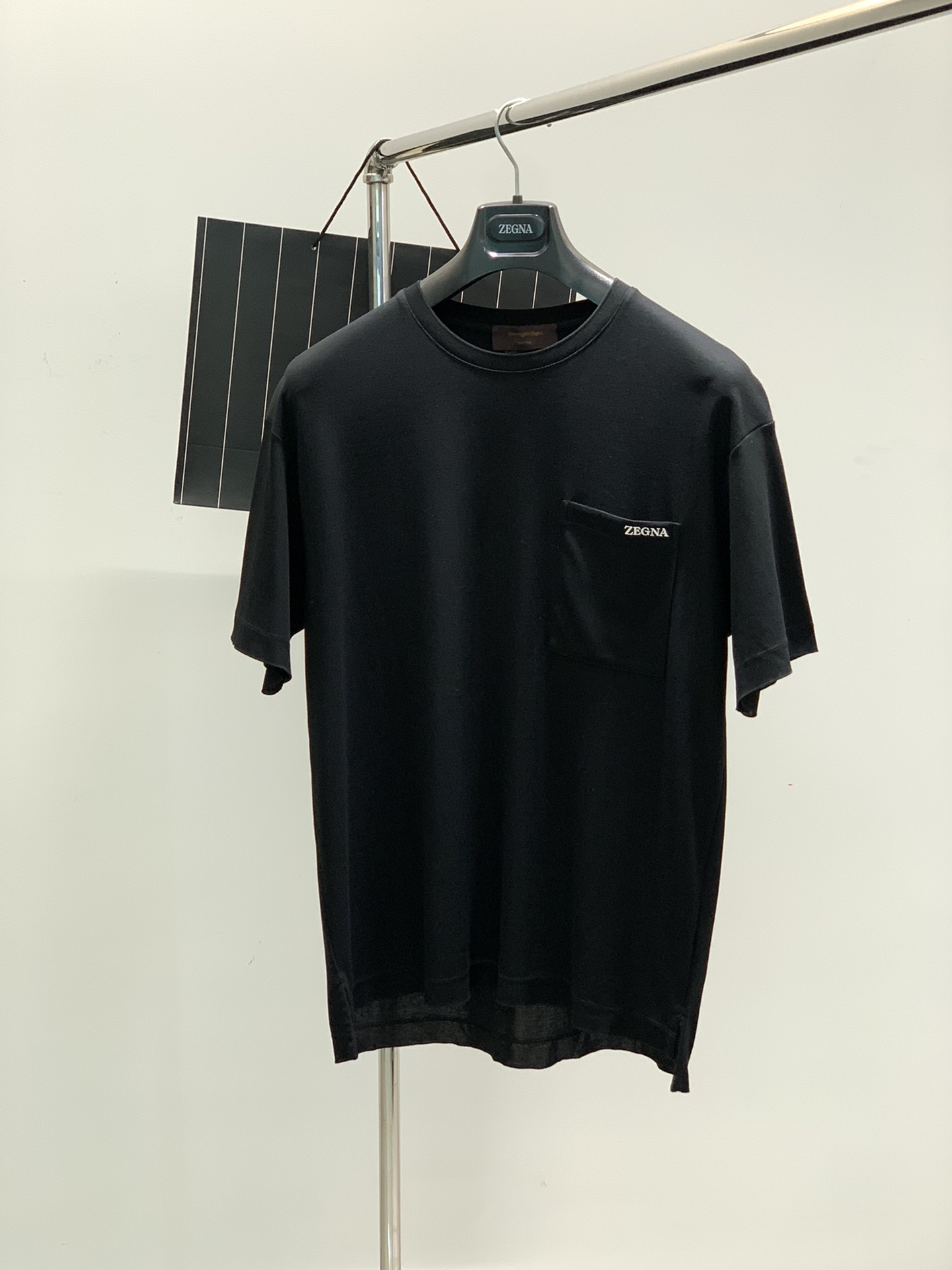 NO:135088,,Jialia Fashion Line, Liquid Ammonia Long Waist Cotton, Metal Texture Logo Short T. High-strength Egyptian Long Waist Cotton, with a glutinous and skin-skinned, soft and tough. Liquid Ammonia Processing, toughness and wrinkle resistance have been greatly improved. A first-tier manufacturer exports to Japan and supplies fabrics from several top brands. The micro-contour tailoring is very good, after all, Z will not be as exaggerated as a trendy brand!  ,Size S-XXL Size S Shoulder, 53 bust 108 length 66.M shoulder 54 bust 112 length 68.L shoulder 55 bust 116 length 70. XL shoulder 56 bust 120 length 72.2XL shoulder 57 bust 124 length 74,,alexander wang19860909,杰力亚 时装线,液氨长绒棉,金属质感logo廓形短T. 高支埃及长绒棉,手感面糯有骨感,柔而有韧性. 液氨工艺处理,韧性和抗皱性能得到大幅度提高. 某一线大厂出口日本和供应几大顶级品牌的面料. 微廓形剪裁很到位,毕竟是Z不会像潮牌般浮夸！,尺码 S-XXL 尺码表S肩,落肩53胸围108衣长66.M落肩54胸围112衣长68.L落肩55胸围116衣长70. XL落肩56胸围120衣长72.2XL落肩57胸围124衣长74,,alexander wang,Men's clothing