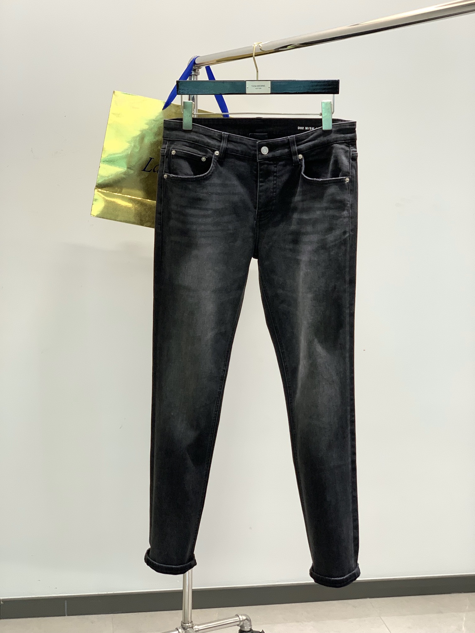 NO:135091,, Saint Laurent is very textured and denim can also be very comfortable.... The Lycra formula is super elastic and handsome!  Rewashing elastic cow design... Good pants are the real masters!  !  These jeans will marvel at the clever design of it!  !  A pair of original cloth tailored jeans, light colors and unique charm, made of high-quality cotton fabric, craftsmanship and grinding design, patch embroidery embellishment embellishment details, top hardware, texture restoration... It shows luxury and fashion sense. Very worth buying. Size 30-38 No 35 37 .30 size waist 78-80 hip circumference 102 trouser length 101 Other size waist hip circumference increase by 3.4cm per size trouser length 1.2cm per size, saint laurent, jeans, alexander wang19860909,圣罗兰 很有质感 牛仔也能很舒服….莱卡配方超弹力超帅牛！重洗水弹力牛设计….好裤子才是真正的高手一样！！这款牛仔裤让你会惊叹它设计的巧妙 ！！一款原布剪裁的牛仔裤,淡淡的颜色,别致的魅力,采用优质棉质面料制成,工艺磨破设计,贴布刺绣点缀细节,顶级五金 质感还原..尽显奢华时尚感 ..非常值得选购.尺码30-38 无35 37 .30码腰围78-80 臀围102 裤长101 其他码腰围臀围每码递增3.4cm 裤长档长每码递增1.2cm,,saint laurent,jeans,alexander wang,Men's clothing