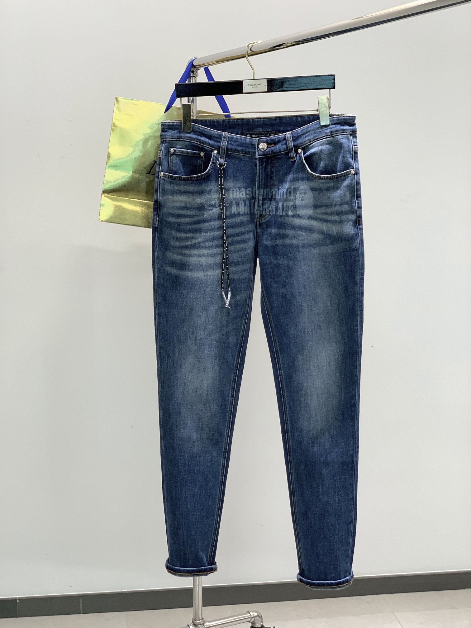 NO:135094,,mmj co-branded ape blue denim... The fabric is dense and smooth, and it is also very elastic. The king of mmj comes on the stage!  Exclusive luxury production in the market!  Unique water washing process... Brand denim royal material, auxiliary materials, hardware convenience and sincerely made!  It definitely has texture and shiny!  Slow work produces meticulous work, and meticulous work demonstrates the fresh gray style of denim. Comfortable and elastic are naturally the standard!  Number of 30-38 (no 35, 37) 30 yards waist 78-80 hip circumference 104 trousers length 104 Other yards waist circumference hip circumference increase by 3.4cm per yard trousers crotch length 1.2cm per yard, alexander wang19860909,mmj联名ape 蓝色牛仔….面料紧密度和柔顺处理.弹性也十足.mmj的王者登场！市场独家奢华出品！独特的洗水工艺...品牌牛仔御用材质.辅料.五金方便真心做到位了！绝对是有质感 有光泽感！慢工出细活,精工细作彰显牛仔鲜灰风彩. 舒适高弹自然是标配！码数30-38（无35、37）30码腰围78-80 臀围104 裤长104 其他码腰围臀围每码递增3.4cm 裤长裆长每码递增1.2cm,,alexander wang,Men's clothing