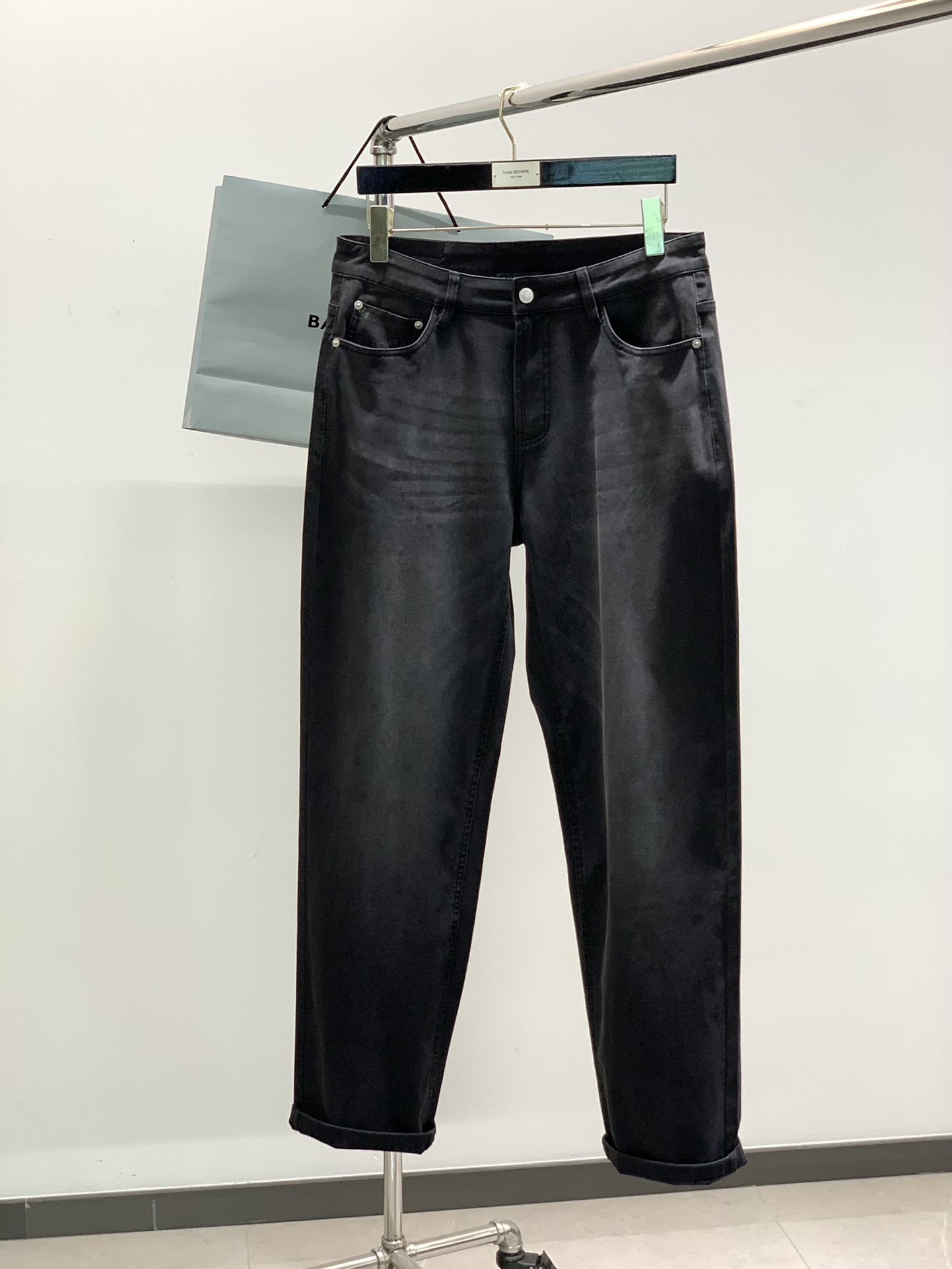 NO:135069,,Balenicaga Black Jeans Extraordinary Washing Water Color!  !  Retro and extremely handsome... Super handsome denim. Japan's super limited denim. There is only one sold in Tokyo, and the OEM in China is quite powerful!  !  We are the exclusive one now!  Denim made from handmade antique woven denim made in Okayama, Japan!  Top-level hand-mixed treatment, perfect upper body effect!  !  Super handsome still!  !  Size 30-38 There are 35 size chart 30 pants length 106 waist 81 hip circumference 101 31 pants length 106 waist circumference 83.5 hip circumference 103.5. 32 pants length 108 waist circumference 86 hip circumference 106. 33 pants length 108 waist circumference 88.5 hip circumference 108.5. 34 pants length 110 waist circumference 91 hip circumference 111. 35 pants length 110 waist circumference 93.5 hip circumference 113.5. 36 pants length 110 waist circumference 96 hip circumference 116. 38 pants length 110 waist circumference 101 hip circumference 121,,balenciaga,jeans,alexander wang19860909,巴黎世家 黑色 牛仔裤 不凡洗水色！！复古极致帅气…..超帅牛仔.日本超限定发售牛仔.东京只有一家售卖,中国代工的相当之给力！！目前我们是独家货了！日本冈山产手工古董机织造的牛仔布！顶级手工磨破处理,上身效果完美！！超级帅气依旧！！尺码30-38 有35 尺码表30裤长106腰围81臀围101 31裤长106腰围83.5臀围103.5. 32裤长108腰围86臀围106. 33裤长108腰围88.5臀围108.5. 34裤长110腰围91臀围111. 35裤长110腰围93.5臀围113.5. 36裤长110腰围96臀围116. 38裤长110腰围101臀围121,,balenciaga,jeans,alexander wang,Men's clothing