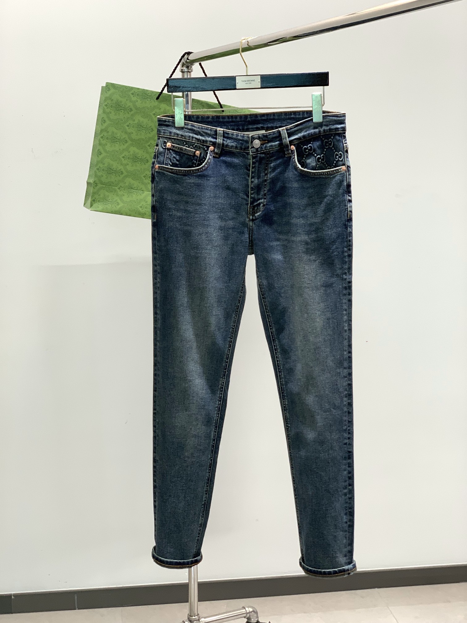 NO:135072,, Guqi Super comfortable... This men's jeans are blue and retro washing, which gives them a natural tone and increases the layering of the pants. The leather brand design adds texture and style to the pants, while also enhancing durability. The pants are made of high-quality denim fabric and are carefully cut and sewn to ensure comfort and quality. The pants are simple and elegant, suitable for wearing in various occasions. They are essential items in men's wardrobe. Size 30-38, size waist 78-80, hip circumference 102, trousers length 102, other size waist circumference hip circumference increases by 3.4-3.6cm, trousers length 1.2cm, jeans, alexander wang19860909,古奇 超级舒适..这款男士牛仔裤湛蓝复古洗水工艺,使其呈现出自然的色调,同时增加了裤子的层次感.皮牌的设计为裤子增添了质感与风格感,同时也加强了耐用性.该款裤子采用高品质的牛仔布料,经过精细的裁剪和缝制,确保了舒适度和质量.裤子的款式简约大方,适合多种场合穿着,是男士们衣橱中必不可少的单品.尺码30-38 有35..码腰围78-80 臀围102 裤长102 其他码腰围臀围每码递增3.4-3.6cm 裤长每码递增1.2cm,,jeans,alexander wang,Men's clothing