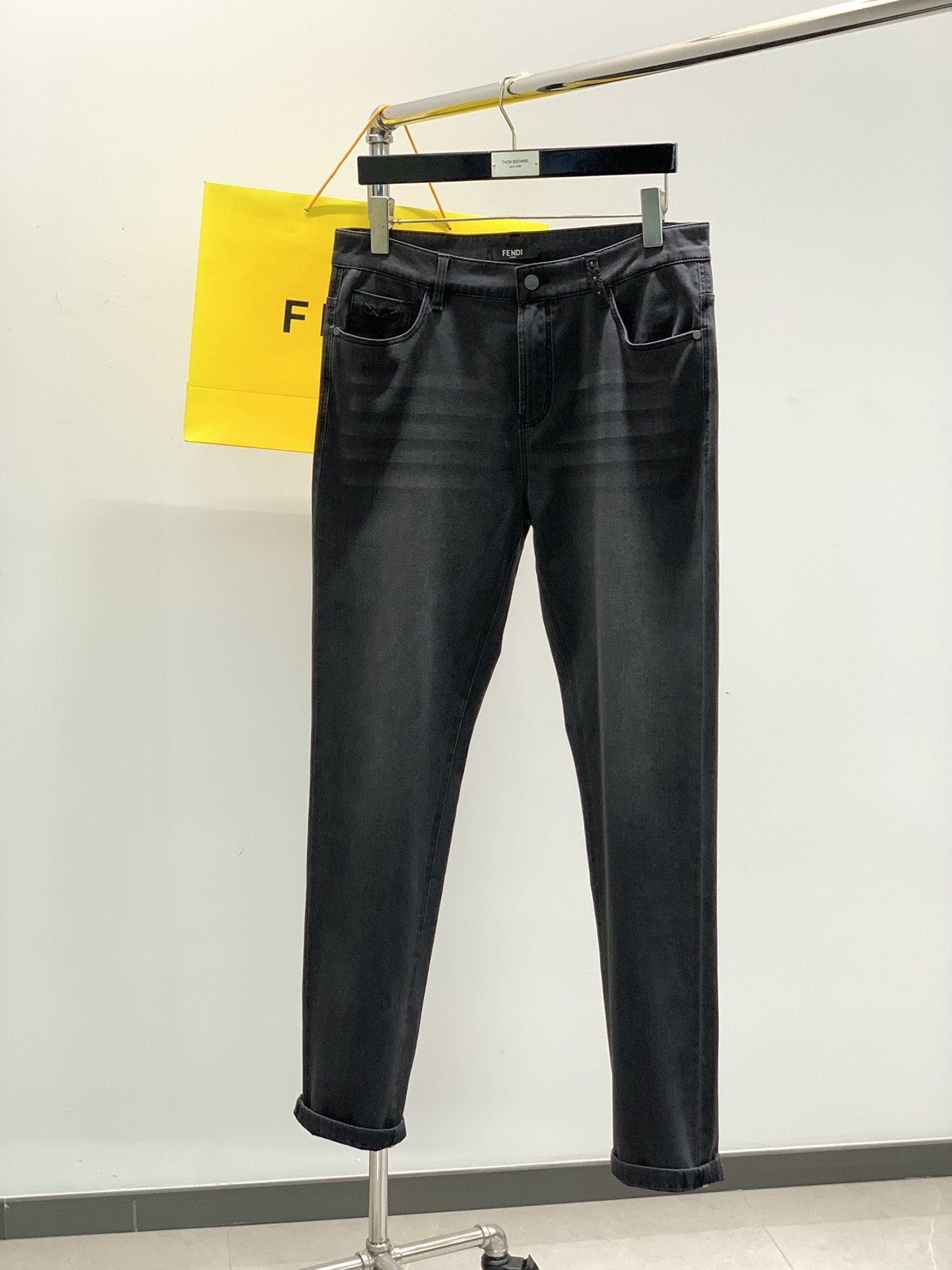 NO:141022,, Fendi is as thin as paper and as comfortable as underwear..... The color is very beautiful. The pinnacle of FF business denim. Ultra-thin and ultra-thin, strong elastic. Blue retro denim is so beautiful. Small leather card leather label. This detail is invincible, Italian order,!  Real tail goods. Spring jeans. Flexible, imported Turkey fabric, super elastic, ultra-thin, soft and comfortable, first-class workmanship hardware, no longer missing. Size 30-38. There are 35, no 37..30 waist circumference 78-80 hip circumference 106 trousers length 103. Other sizes waist circumference hip circumference increases by 3.4 cm per size, trousers length increases by 1.2 cm per size, fendi, jeans, alexander wang19860909,芬迪 如纸张一样薄,如内衣一样舒服的牛仔…..颜色很好看的.FF商务牛仔巅峰之作.超薄超薄 强弹力.蓝复古的牛仔 太好看了. 小皮牌 皮标.这细节无敌了,意大利订单,！真正尾货.春季牛仔裤.四面弹 土耳其进口面料,超强弹力超薄柔软舒适的,做工五金一流 错过不再有.尺码30-38.有35 无37..30腰围78-80 臀围106 裤长103 .其他码腰围臀围每码递增3.4 cm 裤长档长每码递增1.2cm,,fendi,jeans,alexander wang,Men's clothing