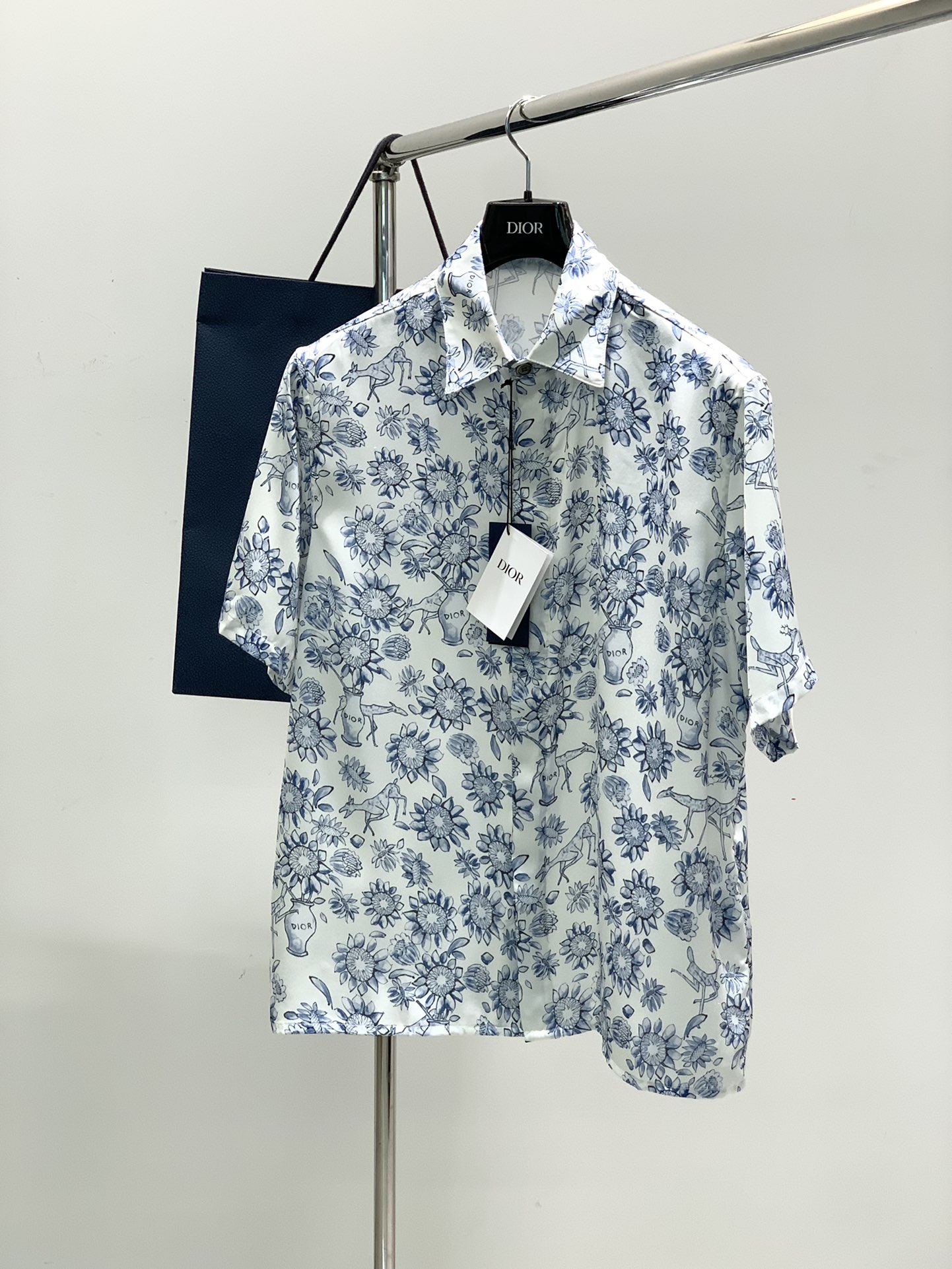 NO:135082,Clothes, shorts, Dior, new summer products, available at the same time for counters, simple and fashionable casual suits, original imported fabrics, comfortable and breathable, top-level printed craft letter pattern logo, extremely high-end, unique design, fashionable and handsome on the upper body!  S-XL, dior, dior, shorts, alexander wang19860909衣服,短裤,Dior 迪奥, 夏季新品,专柜同步有售,简约时尚休闲套装,原版进口面料,舒适透气,顶级印花工艺字母图案logo,档次极高,独特设计,上身时尚帅气！码数S-XL,,dior,dior,shorts,alexander wang,Men's clothing