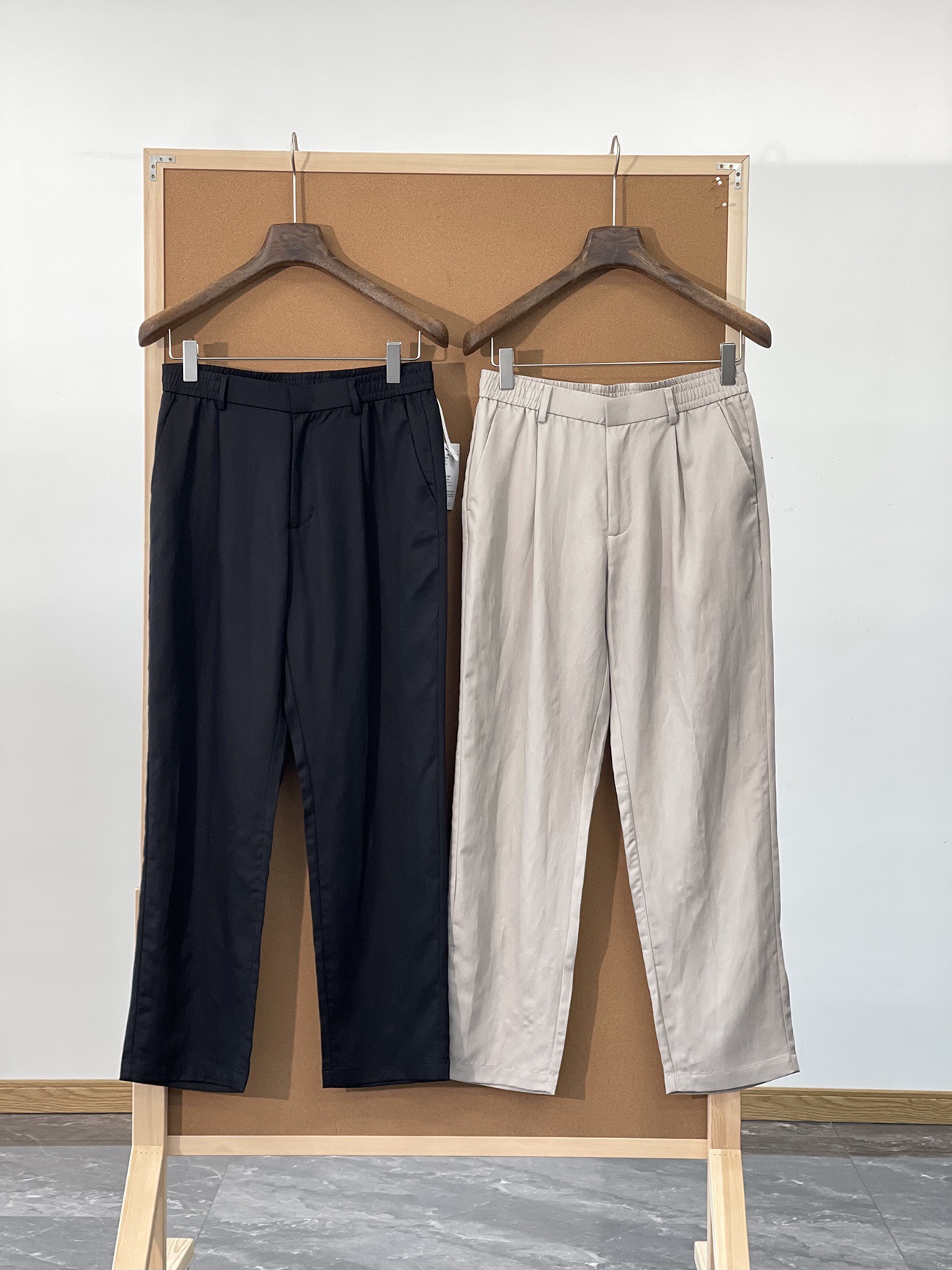 NO:137157,PAR Home 25ss Spring and Summer New Top Lacele Line Fabric Super Comfort Men's Rear Elastic Waist Loose Straight Casual Trousers 72.7 Lacele 27.3 Line  The 72.7 lyceler fiber and 27.3 linen blend fabric has the advantages of two natural materials. It not only retains the smoothness and drape of Lyceler fiber, but also incorporates the moisture absorption and breathability of linen and natural texture. The fabric is processed through a high-subsid textile process, and the surface presents a delicate matte texture, which is suitable for the simple needs of business occasions. At the same time, the slight texture of the linen component breaks the monotony of the solid color design and adds a casual atmosphere. It can quickly export the body surface moisture and heat when worn in spring and summer. The temperature control characteristics of Lyceler fiber form a synergistic effect with the breathable pore structure of linen, and there is no stickiness when outdoor activities for a long time. The blending process effectively reduces the disadvantages of pure linen wrinkle, and it is more convenient to take care of daily care after special anti-wrinkle finishing.  Three-dimensional tailoring technology is adopted to form a smooth straight-line cone shape from the waist to the legs. The trouser shape is cut straight with a straight and micro-cone waist design, and the elastic waist design is integrated into elastic fiber to improve wear comfort. The trouser thread ironing trace has been fixed at high temperature, so that it can maintain a crisp contour even if you sit for a long time. In terms of details, the edge of the tilt pocket is used to prevent deformation, and the placket is designed with invisible buckle   customized metal zipper to improve durability. The back piece is designed with a one-line pocket, straight foot port, and the inner part is sewn with three-stitch five-line and edge-covering technology. The production is sewn with a special machine. The garment has been professionally ironed and shaped, and the whole piece of clothing is very flat and beautiful!  There is no need to say much about the elegance of casual fashion. As long as you choose, you will never regret it!  Color black, light brown [Size] M-XXXL model number FSJX8746 M size waist 76 hip circumference 104 foot port 39.2 trousers length 103 L size waist circumference 80 hip circumference 108 foot port 40 trousers length 105 XL size waist circumference 84 hip circumference 112 foot port 40.8 trousers length 105 XXL size waist circumference 88 hip circumference 116 foot port 41.6 trousers length 107 XXXL size waist circumference 92 hip circumference 120 foot port 42.4 trousers length 107,,alexander wang19860909PAR家 25ss春夏新款顶级莱赛尔亚麻面料超舒适男士后松紧腰宽松直筒休闲长裤 72.7 莱赛尔27.3 亚麻 采用72.7莱赛尔纤维与27.3亚麻混纺面料,兼具两种天然材质的优势,既保留了莱赛尔纤维的柔滑凉感与垂坠特性,又融入亚麻的吸湿透气性和天然纹理感.面料通过高支数纺织工艺处理,表面呈现细腻哑光质感,适合商务场合的简约需求,同时亚麻成分的轻微肌理打破了纯色设计的单调,增添休闲氛围.在春夏穿着时能快速导出体表湿热,莱赛尔纤维的控温特性与亚麻的透气孔结构形成协同效应,长时间户外活动亦无黏腻感,而混纺工艺有效降低了纯亚麻易皱的缺点,经过特殊抗皱整理后日常打理更为便捷. 采用立体剪裁工艺,从腰头至裤脚形成流畅的直筒廓形.裤型采用直筒微锥剪裁,腰部松紧腰设计融入弹性纤维提升穿着舒适度,裤线烫迹线经过高温定型处理,即使久坐也能保持挺括轮廓.细节上,斜插袋边缘采用包边工艺防止变形,门襟选用隐形扣的设计 定制金属拉链提升耐用性.后片采用一字口袋设计,直脚口,内里都是三针五线和包边工艺缝制而成的,生产采用专机缝制,成衣经过专业整烫,定型,整件衣服非常平整美观！休闲时装的优雅感,真的无需多言,只要你选择,那便绝对不会后悔！ 颜色黑色、浅咖色【尺码】M-XXXL 款号FSJX8746 M码腰围76臀围104脚口39.2裤长103 L码 腰围80臀围108脚口40裤长105 XL码腰围84臀围112 脚口40.8裤长105 XXL码 腰围88 臀围116脚口41.6裤长107 XXXL码 腰围92臀围120脚口42.4裤长107,,alexander wang,Men's clothing