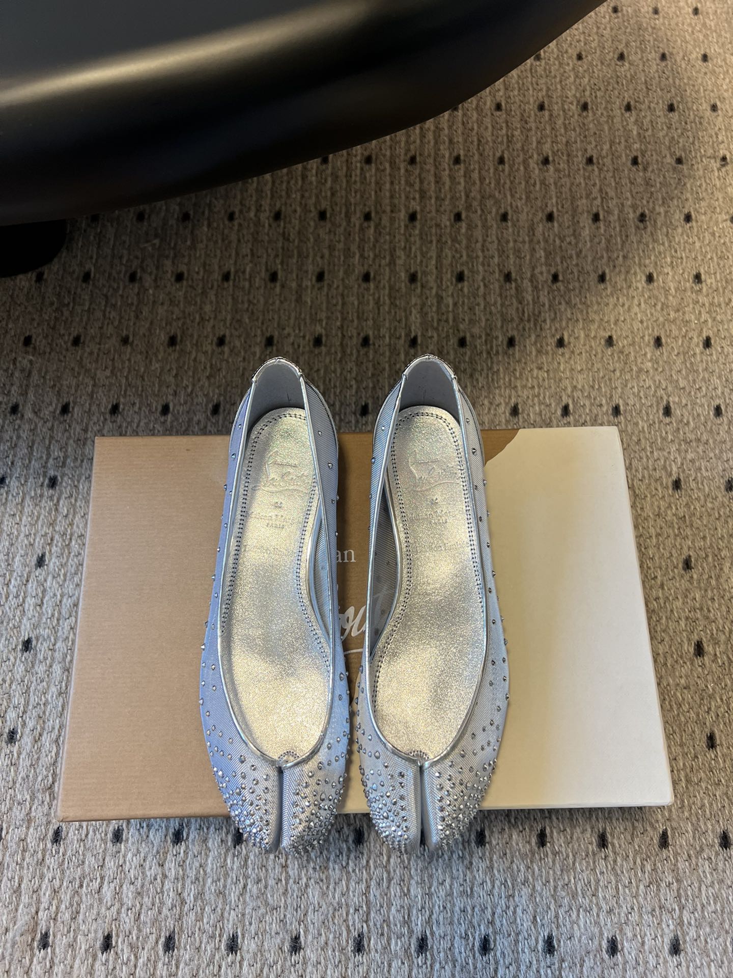 NO:248117,CL x Maison margiel* 25SS split-toe flat shoes Maison Margiela and Christian Louboutin launch their first joint shoe series. The new collaboration is centered on two intertwined design concepts, showing fashion designer John Galliano and shoe master Christian Louboutin’s unique creative language shoe styles cleverly integrate the design genes of the two major brands, presenting unique styles and commonalities. Maison Margiela’s iconic Tabi  The three shoes are decorated with the designer's classic red sole, and the classic toe design is reinterpreted with its exquisite craftsmanship and spliced ​​by two independent materials, rather than the traditional toe cutting process, giving the shoe an elegant heart-shaped outline, just like the female clavicle lines. This design cleverly echoes the 