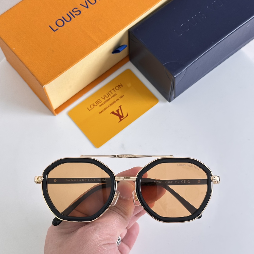 LOUIS VUITTO* Modelo: Z2532U Talla: 54口21-140 🉐110