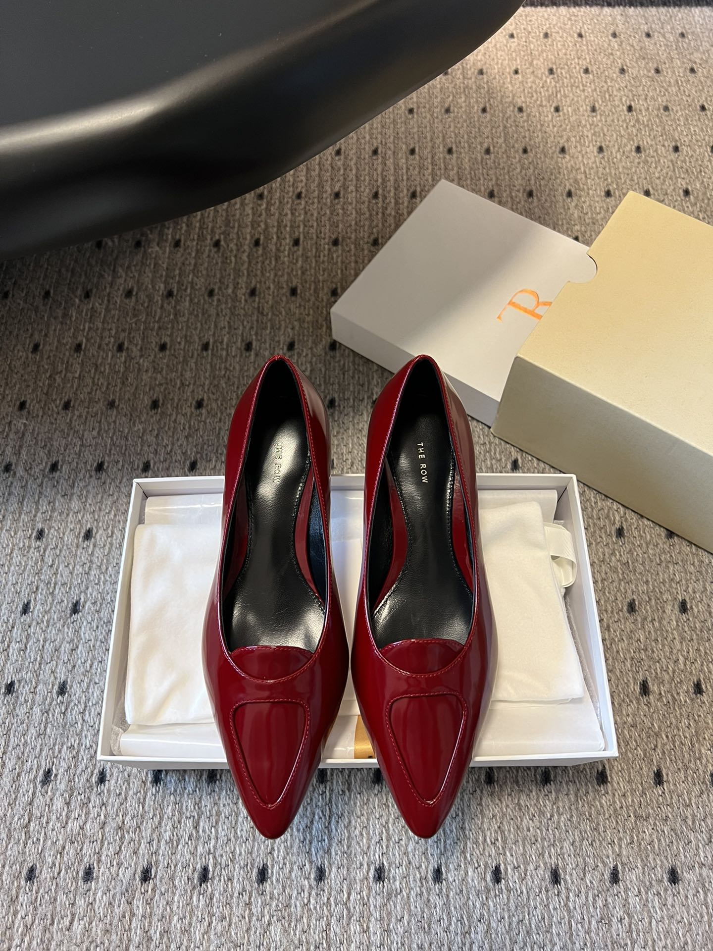 NO:262288,TheRow retro and elegant cat heel shoes are a favorite of fashion experts. Every season's new products can firmly grasp everyone's attention. This small heel shoes continue the brand's usual minimalist style, with simple and elegant design, revealing an intellectual and elegant temperament, smooth and tense lines, and can be easily controlled whether it is daily travel or special occasions, allowing you to instantly transform into a goddess of temperament. The pointed-toe design is really irresistible. It is clean and neat and fully open, not only perfectly modifying the shape of the feet, but also has a retro and elegant charm, which makes people fall in love with it at a glance. The upper uses top imported soft open-edge beaded cowhide fabric, which is smooth and delicate in touch, and has a full gloss, making it look noble and charming. The choice of this fabric really makes elegance to the extreme. When you wear it, you will be the focus of the whole audience.  The inner foot pads of the shoes are made of imported high-quality full-grain mixed sheepskin, which is skin-friendly and breathable, soft and comfortable, so that you won’t feel tired when wearing it for a long time. This kind of thoughtful design really takes into account the needs of every beauty-loving woman. The 3.5 cm gold heel height ensures the comfort of walking and does not lose the sense of fashion. This design not only reduces the pressure when walking, but also can easily match various clothing to show your unique personality. Moreover, this shoe has a variety of colors to choose from, whether it is classic and versatile black or gentle and retro brown, it can meet your different needs.  Let’s talk about the sole. It uses imported Italian leather sole, with a hard and wear-resistant texture, clean and tidy bottom, without any flaws. The heel uses a high-quality open-edge beaded cowhide bag sole. This high-end production process is not comparable to any small workshop. Only those big factories with rich technology and experience can create such a perfect sole. Although this pair of shoes is expensive, when you wear it and feel the comfort and elegance, you will feel that everything is worth it!  In terms of size, this shoe provides a standard size of 35 to 39. If you need 40 sizes, you can also customize it. Such thoughtful service really takes into account the needs of every customer. This shoe is also equipped with a full set of exquisite packaging, which is an excellent choice for both self-use and gifts. If you are also tempted, you might as well buy a pair quickly and make yourself the temperament goddess who is at the forefront of fashion!  Imported soft open-edged cowhide leather, inner foot pad imported full-grain mixed-bred sheepskin, sole imported Italian leather outsole forefoot tpu injection, advanced non-slip size 3536373839 (can be customized 40) standard size color: black/coffee red Full set of packaging, single shoes, cowhide, sheepskin, gold, Leather soles19860909莞产高品质 TheRow复古优雅猫跟单鞋 简直是时尚达人们的心头好,每一季的新品都能牢牢抓住大家的眼球.这款小跟鞋延续了品牌一贯的极简风格,设计简洁大气,透露出一种知性优雅的气质,线条流畅而富有张力,无论是日常出行还是特殊场合,都能轻松驾驭,让你瞬间变身气质女神. 尖头设计,那真的是让人无法抗拒.它干净利落,气场全开,不仅能完美修饰脚型,还自带一种复古优雅的韵味,让人一眼就爱上. 鞋面采用了顶级的进口柔软开边珠牛皮面料,触感顺滑细腻,光泽度满分,显得高贵又迷人.这种面料的选择,真的是将优雅做到了极致,穿上它,你就是全场的焦点. 而鞋子的内里垫脚,则选用了进口优质全粒面混种羊皮,亲肤透气,柔软舒适,让你长时间穿着也不会感到脚部疲劳.这种贴心的设计,真的是考虑到了每一位爱美女性的需求. 3.5厘米的黄金跟高,既保证了行走的舒适度,又不失时尚感.这样的设计,既减轻了行走时的压力,又能轻松搭配各种服饰,展现出你的独特个性.而且,这款鞋子还有多种色调可供选择,无论是经典百搭的黑色,还是温柔复古的咖色,都能满足你的不同需求. 再来说说鞋底,它采用了进口意大利真皮大底,质地坚硬耐磨,底面干净整洁,没有一丝瑕疵.鞋跟采用优质开边珠牛皮包底,这种高档的制作工艺,可不是随便哪个小作坊能够比拟的.只有那些拥有丰富技术和经验的大厂,才能打造出如此完美的鞋底.虽然这双鞋的成本不菲,但当你穿上它,感受到那份的舒适与优雅时,你就会觉得一切都值了！ 尺码方面,这款鞋子提供了35到39的标准码数,如果你需要40码,还可以进行定制哦.这样的贴心服务,真的是考虑到了每一位顾客的需求. 这款鞋子还配备了全套的精美包装,无论是自用还是送礼,都是极好的选择.如果你也心动了,不妨赶紧入手一双,让自己也成为那个走在时尚前沿的气质女神吧！ 鞋面进口柔软开边珠牛皮 内里垫脚进口全粒面混种羊皮 鞋底进口意大利真皮大底前掌tpu射出 高级防滑 尺码3536373839（可定做40）标准码数 颜色:黑色/咖色 红色 全套包装齐全,单鞋,cowhide,sheepskin,gold,Leather soles,Women's Shoes