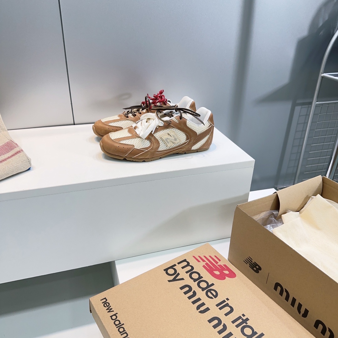 NO:405302,High-quality single shoes!  Top quality couples!  New color!  MIUMIU 530 2025 spring and summer new co-branded NB retro mesh sneakers and casual shoes!  The pair of sports sneakers jointly created with New Balance 530 on Miu Miu show were launched in the global major purchasing agents. The patent leather splicing breathable mesh is very casual and unruly and reflects the beauty of tannins. The whole pair of shoes is elegant and elegant, and the foot is very light and versatile!  All items can be matched in all seasons!  The upper is made of original patent leather spliced ​​breathable mesh, inner sheepskin, footrest breathable mesh, original mold opening raw glue, non-slip sole, size: women's size 35-40 (40 custom made without return or exchange): men's size 39-45 (45 custom made without return or exchange) with original packaging, casual shoes/sports shoes, miumiu, new balance, sneakers, sheepskin19860909高品质单鞋！顶级品质情侣款！ 新色！ MIUMIU  530 2025春夏新款联名款NB复古网面运动鞋休闲鞋！ Miu Miu 缪缪大秀上爆出的这双与New Balance 新百伦530联名款运动 球鞋 后全球各大代购官网火爆上市.漆皮拼接透气网面,很随意不羁又能体现单宁美感,整双鞋子设计淑女优雅,上脚非常轻便 百搭！四季可搭配单品！ 鞋面采用原版漆皮拼接透气网面 内里羊皮 垫脚透气网布 原版开模生胶防滑大底 码数:女码35-40（40定做不退换）  :男码39-45（45定做不退换） 配原版包装,休闲鞋/运动鞋,miumiu,new balance,sneakers,sheepskin,Women's Shoes