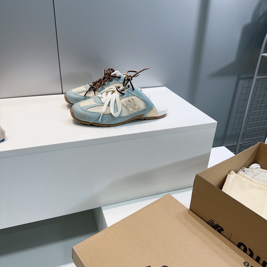 NO:405297,High quality semi-drag!  Top quality couples!  New color!  MIUMIU 530 2025 spring and summer new co-branded NB retro mesh sneakers and casual shoes!  The pair of sports sneakers jointly created with New Balance 530 on Miu Miu show were launched in the global major purchasing agents. The patent leather splicing breathable mesh is very casual and unruly and reflects the beauty of tannins. The whole pair of shoes is elegant and elegant, and the foot is very light and versatile!  All items can be matched in all seasons!  The upper is made of original patent leather spliced ​​breathable mesh, inner sheepskin, footrest breathable mesh, original mold opening raw glue, non-slip sole, size: women's size 35-40 (40 custom made without return or exchange): men's size 39-45 (45 custom made without return or exchange) with original packaging, casual shoes/sports shoes, miumiu, new balance, sneakers, sheepskin19860909高品质半拖！顶级品质情侣款！ 新色！ MIUMIU  530 2025春夏新款联名款NB复古网面运动鞋休闲鞋！ Miu Miu 缪缪大秀上爆出的这双与New Balance 新百伦530联名款运动 球鞋 后全球各大代购官网火爆上市.漆皮拼接透气网面,很随意不羁又能体现单宁美感,整双鞋子设计淑女优雅,上脚非常轻便 百搭！四季可搭配单品！ 鞋面采用原版漆皮拼接透气网面 内里羊皮 垫脚透气网布 原版开模生胶防滑大底 码数:女码35-40（40定做不退换）  :男码39-45（45定做不退换） 配原版包装,休闲鞋/运动鞋,miumiu,new balance,sneakers,sheepskin,Women's Shoes