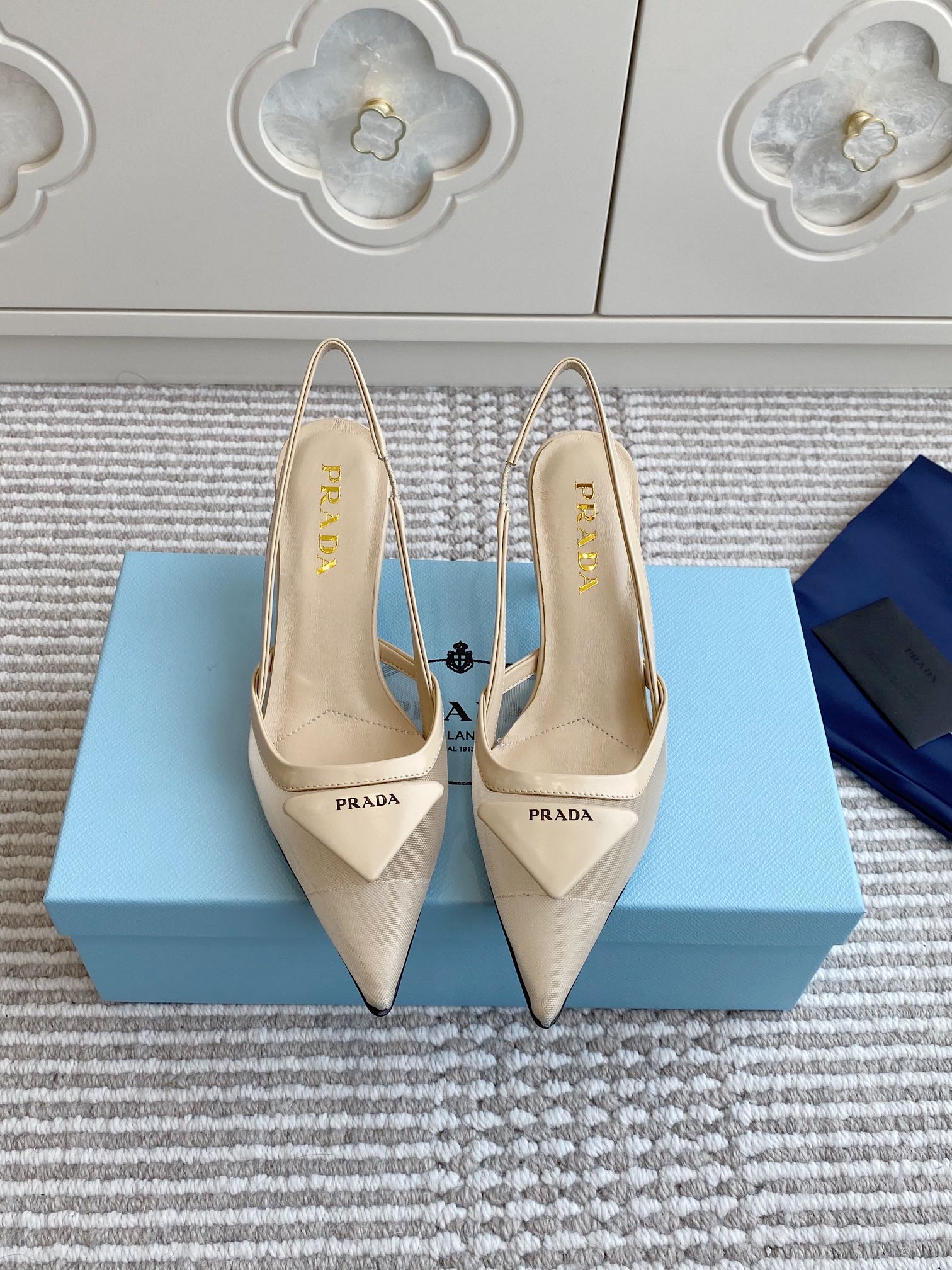 NO:254321,Batch official website new color mesh Prada catwalk triangular comma heel pointed high heels top quality This high heels are equipped with comma heels, the shoes reinterpret Prada's past design elements, and the upper is surrounded by rubber soles to create a mixed and matched shoe shape that blends soft pointed toe silhouette and sporty elements. The upper imported original beaded cowhide/mesh/sheepskin lining genuine leather outsole heel height 7.5cm size35-39 (34.40.41 custom-made non-return and exchange), high heels, prada, prada, high heels, cowhide, sheepskin, Leather soles19860909批 官网新色网面 Prada普拉达走秀款三角标逗号跟尖头高跟鞋 顶级品质 这款高跟鞋配有逗号跟,鞋履重释Prada往昔的设计元素,用橡胶鞋底环绕鞋面,营造出融柔美的尖头廓形和运动元素于一身的混搭鞋型. 鞋面进口原版开边珠牛皮/网面/羊皮内里 真皮大底 跟高7.5cm size35-39（34.40.41定制不退换）,高跟鞋,prada,prada,high heels,cowhide,sheepskin,Leather soles,Women's Shoes