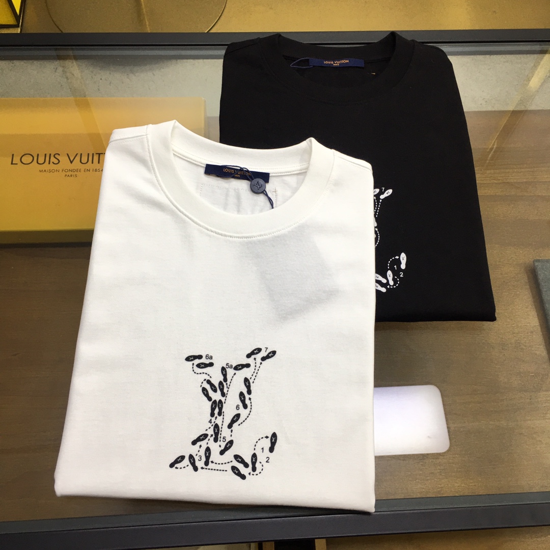 NO:433350,New product is on the market 'L.v' 2025ss summer new embroidered logo round neck short-sleeved T-shirt!  The counter is synchronized, each piece is made of pure hand-painted. The personalized art series is exclusively released on the entire network. The versatile details are perfectly processed 240 grams of pure cotton fabric is very exquisite. The original fabric is the same as the internet celebrity celebrity and the same high-quality feel is very comfortable. Fashionable and personalized. A super versatile and beautiful style for men and women. The color is black and white. The number of S-2XL, T-shirt,tees, t-shirt,alexander wang19860909新品上市 《L.v》 2025ss夏季新款刺绣logo圆领短袖T恤！专柜同步,每一件都是纯手工画制而成. 个性艺术系列全网独家首发 百搭款细节处理完美240克纯棉面料十分精致 原版面料 网红明星同款高版本 高品质手感非常舒服 时尚又个性 超级百搭好看的一款男女同款 颜色黑、白 码数S-2XL,,T-shirt,tees，t-shirt,alexander wang,Men's clothing