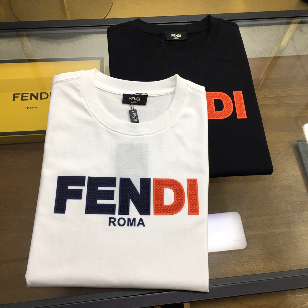 NO:433354,New product is on the market 'Fend' 2025ss summer new embroidered logo round neck short-sleeved T-shirt!  The counter is synchronized, each piece is made of pure hand-painted. The personalized art series is exclusively released on the entire network. The versatile details are perfectly processed 240 grams of pure cotton fabric is very exquisite. The original fabric is the same as the internet celebrity celebrity and the same high-quality feel is very comfortable. Fashionable and personalized. A super versatile and beautiful style for men and women. The color is black and white. The number of S-2XL, fendi, T-shirt,tees, t-shirt,alexander wang19860909新品上市 《Fend》 2025ss夏季新款刺绣logo圆领短袖T恤！专柜同步,每一件都是纯手工画制而成. 个性艺术系列全网独家首发 百搭款细节处理完美240克纯棉面料十分精致 原版面料 网红明星同款高版本 高品质手感非常舒服 时尚又个性 超级百搭好看的一款男女同款 颜色黑、白 码数S-2XL,,fendi,T-shirt,tees，t-shirt,alexander wang,Men's clothing