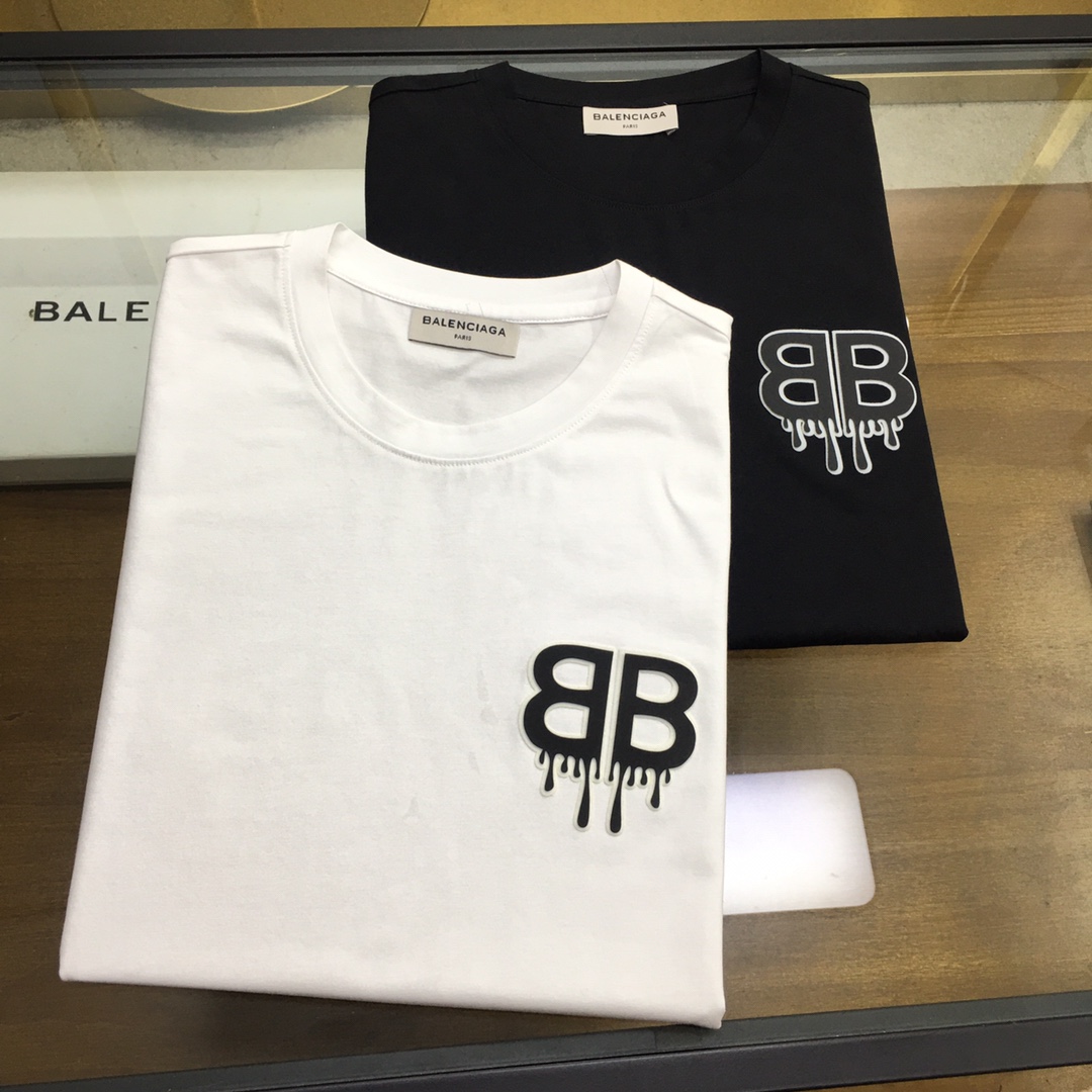 NO:513798,New product [BLCA...] 2025 new season counter new products, casual short-sleeved T-shirts, top-level trading company goods, heavy-weight high-end products, brand original, perfect and first-class quality!  A single item with a strong sense of craft logo design, bringing fashion aesthetics to the extreme, it is quite artistic, and custom-made imported high-end mercerized cotton material!  The fabric is soft and comfortable!  The details are in place, and the construction is very unique and clever, and the whole body is clean and neat, and the lines are simple and elegant. It is suitable to wear a base alone!  Color: White Black Number of codes: M-4XL [Please report height and weight by placing an order], T-shirt,tees, t-shirt,alexander wang19860909新品【BLCA...】 2025新季专柜新品 休闲短袖T恤,顶级贸易公司货,重磅高端尖品,品牌原产 品相完美一流！工艺logo设计感超强的一款单品,将时装美学发挥到极致,相当有意境,定制进口高级丝光棉材质！面料柔软舒适！细节设计到位,非常别致巧妙的构建,通体干净利落,线条感简洁大方.单穿打底皆宜！ 颜色:白色 黑色 码数:M-4XL【下单请报身高体重】,,T-shirt,tees，t-shirt,alexander wang,Men's clothing