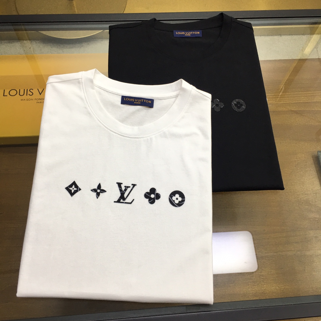 NO:513800,New products [L.v...] 2025 new season counter new products, casual short-sleeved T-shirts, top-level trading company goods, heavy-weight high-end products, brand original products, perfect and first-class quality!  A single item with a strong sense of craft logo design, bringing fashion aesthetics to the extreme, it is quite artistic, and custom-made imported high-end mercerized cotton material!  The fabric is soft and comfortable!  The details are in place, and the construction is very unique and clever, and the whole body is clean and neat, and the lines are simple and elegant. It is suitable to wear a base alone!  Color: White Black Number of codes: M-4XL [Please report height and weight by placing an order], T-shirt,tees, t-shirt,alexander wang19860909新品【L.v...】 2025新季专柜新品 休闲短袖T恤,顶级贸易公司货,重磅高端尖品,品牌原产 品相完美一流！工艺logo设计感超强的一款单品,将时装美学发挥到极致,相当有意境,定制进口高级丝光棉材质！面料柔软舒适！细节设计到位,非常别致巧妙的构建,通体干净利落,线条感简洁大方.单穿打底皆宜！ 颜色:白色 黑色 码数:M-4XL【下单请报身高体重】,,T-shirt,tees，t-shirt,alexander wang,Men's clothing