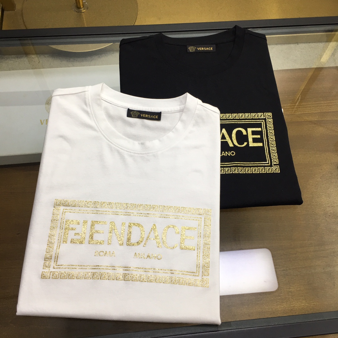 NO:513801,New product [Ver&Fend...] 2025 new season counter new products, casual short-sleeved T-shirts, top-level trading company goods, heavyweight high-end products, brand original, perfect and first-class quality!  A single item with a strong sense of craft logo design, bringing fashion aesthetics to the extreme, it is quite artistic, and custom-made imported high-end mercerized cotton material!  The fabric is soft and comfortable!  The details are in place, and the construction is very unique and clever, and the whole body is clean and neat, and the lines are simple and elegant. It is suitable to wear a base alone!  Color: White Black Number of codes: M-4XL [Please report height and weight by placing an order], fendi, T-shirt, tees, t-shirt, alexander wang19860909新品【Ver&Fend...】 2025新季专柜新品 休闲短袖T恤,顶级贸易公司货,重磅高端尖品,品牌原产 品相完美一流！工艺logo设计感超强的一款单品,将时装美学发挥到极致,相当有意境,定制进口高级丝光棉材质！面料柔软舒适！细节设计到位,非常别致巧妙的构建,通体干净利落,线条感简洁大方.单穿打底皆宜！ 颜色:白色 黑色 码数:M-4XL【下单请报身高体重】,,fendi,T-shirt,tees，t-shirt,alexander wang,Men's clothing