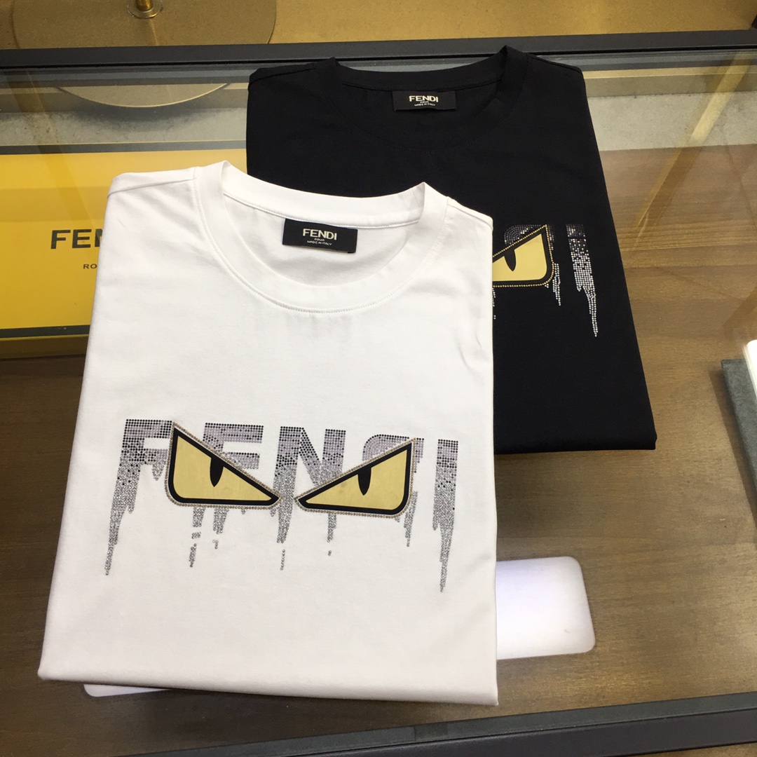 NO:513802,New product [Fend...] 2025 new season counter new products, casual short-sleeved T-shirts, top-level trading company goods, heavy-weight high-end products, brand original, perfect and first-class quality!  A single item with a strong sense of craft logo design, bringing fashion aesthetics to the extreme, it is quite artistic, and custom-made imported high-end mercerized cotton material!  The fabric is soft and comfortable!  The details are in place, and the construction is very unique and clever, and the whole body is clean and neat, and the lines are simple and elegant. It is suitable to wear a base alone!  Color: White Black Number of codes: M-4XL [Please report height and weight by placing an order], fendi, T-shirt, tees, t-shirt, alexander wang19860909新品【Fend...】 2025新季专柜新品 休闲短袖T恤,顶级贸易公司货,重磅高端尖品,品牌原产 品相完美一流！工艺logo设计感超强的一款单品,将时装美学发挥到极致,相当有意境,定制进口高级丝光棉材质！面料柔软舒适！细节设计到位,非常别致巧妙的构建,通体干净利落,线条感简洁大方.单穿打底皆宜！ 颜色:白色 黑色 码数:M-4XL【下单请报身高体重】,,fendi,T-shirt,tees，t-shirt,alexander wang,Men's clothing
