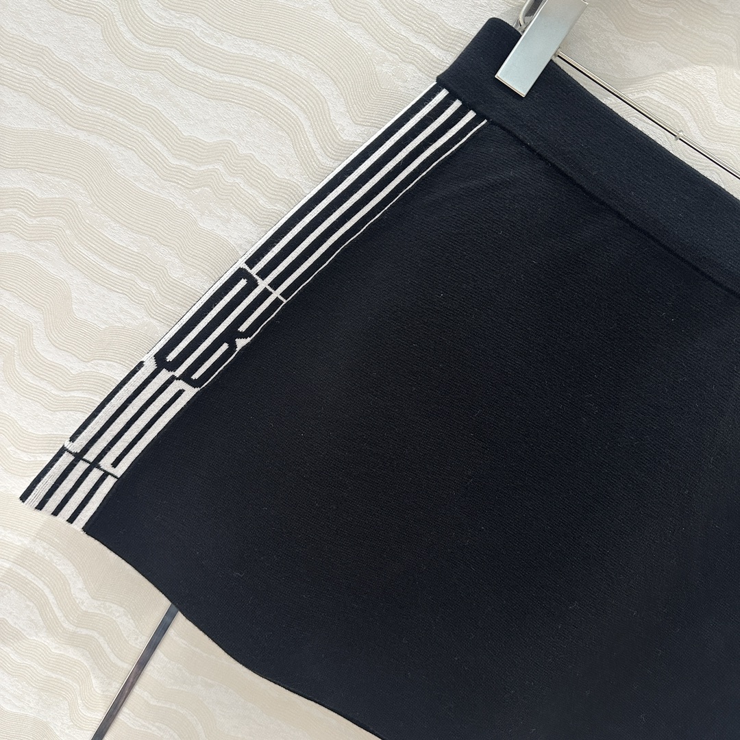 独家首发❤️原单品质，MissD 网球运动风针织🧶短半裙！两侧字母提花logo设计！减龄气质A字半裙经典