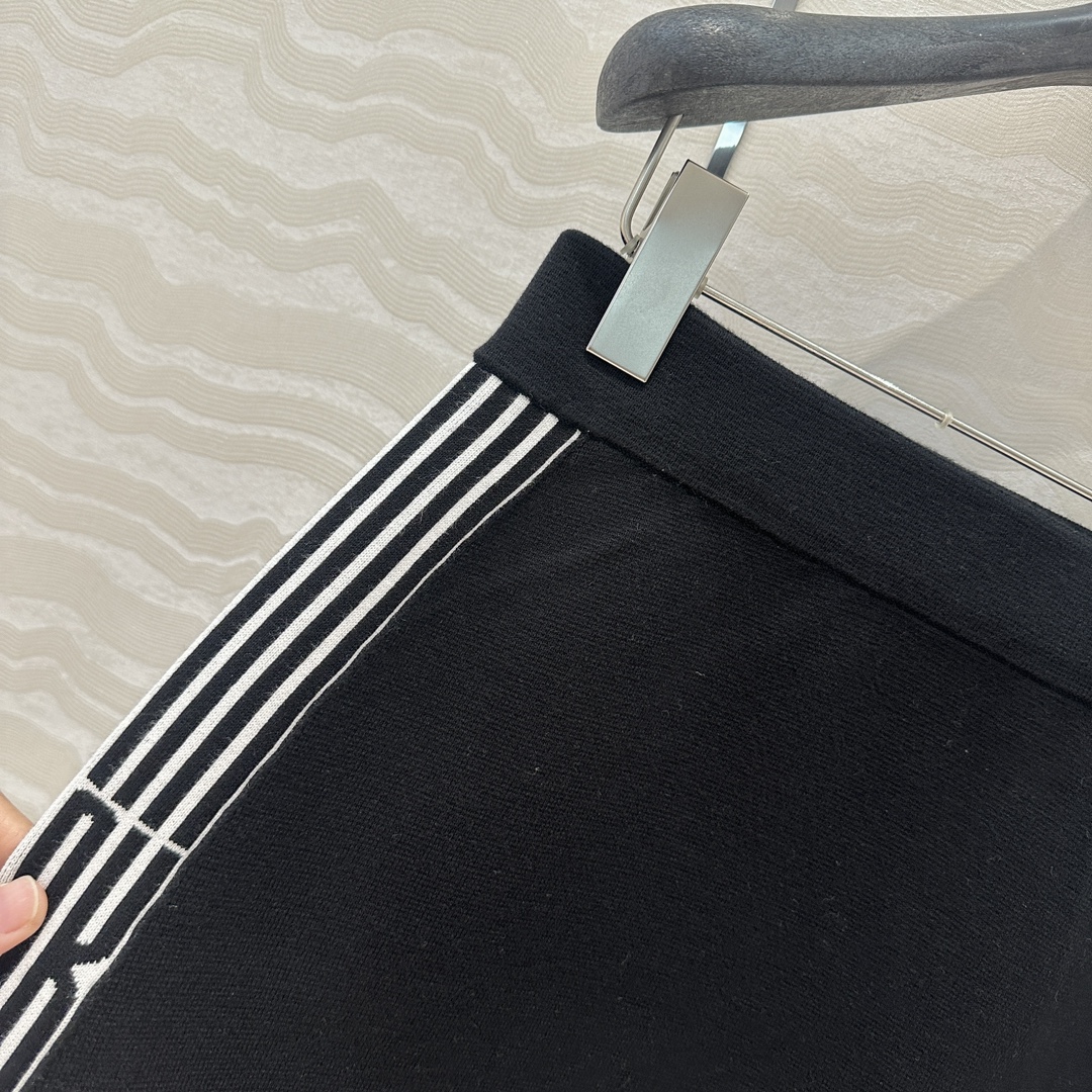 独家首发❤️原单品质，MissD 网球运动风针织🧶短半裙！两侧字母提花logo设计！减龄气质A字半裙经典