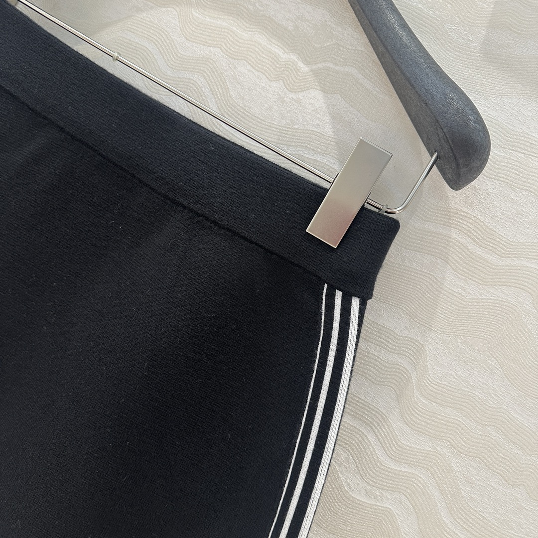 独家首发❤️原单品质，MissD 网球运动风针织🧶短半裙！两侧字母提花logo设计！减龄气质A字半裙经典