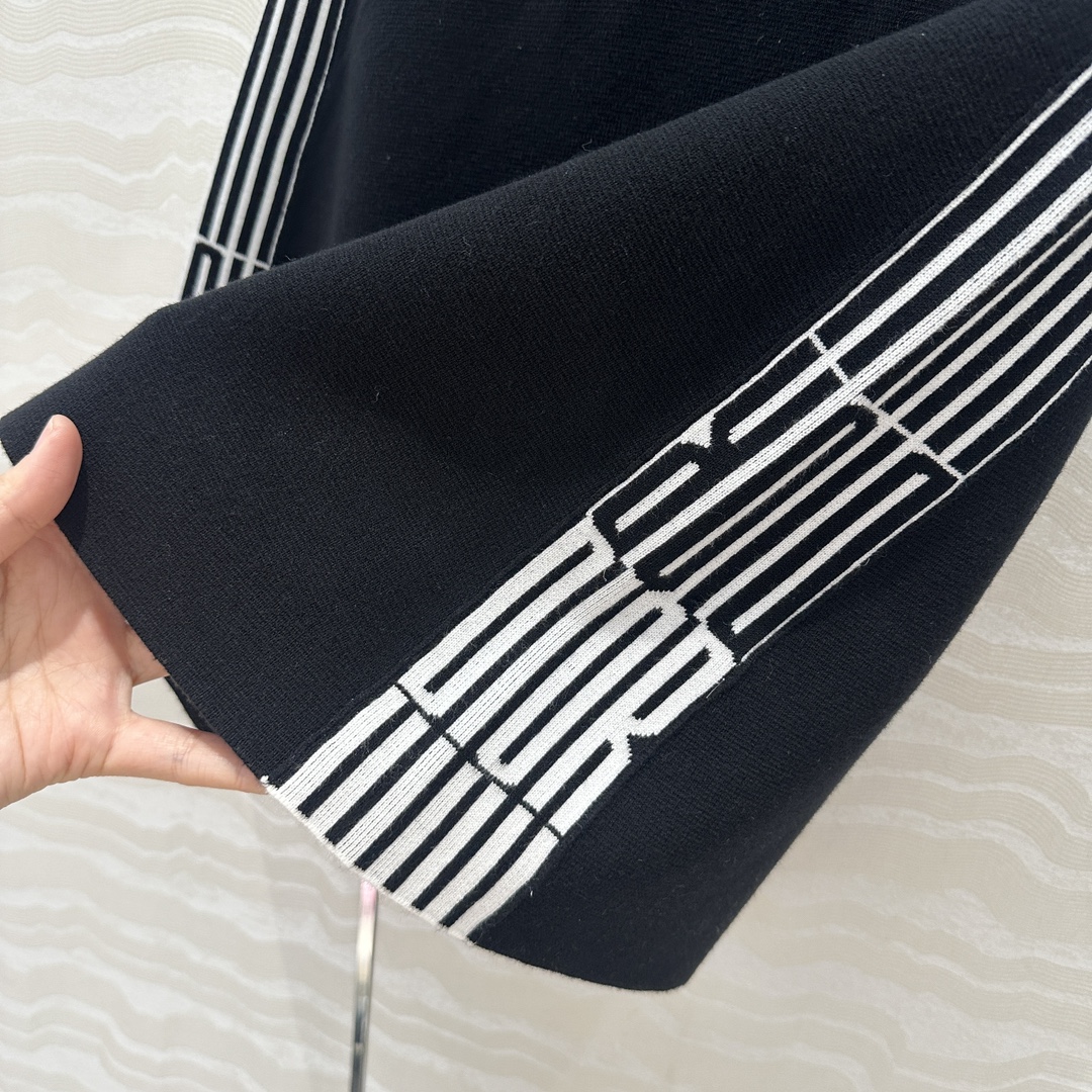 独家首发❤️原单品质，MissD 网球运动风针织🧶短半裙！两侧字母提花logo设计！减龄气质A字半裙经典