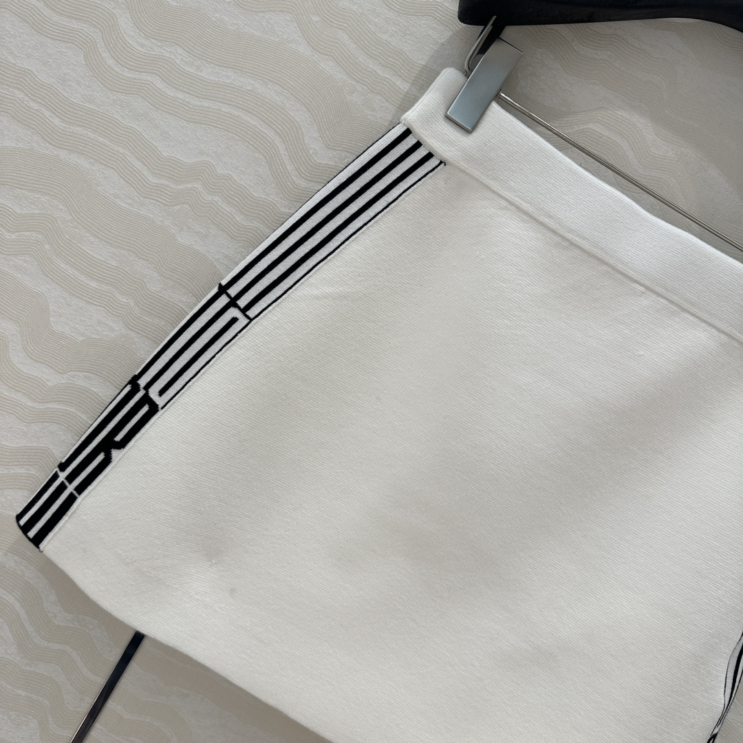 独家首发❤️原单品质，MissD 网球运动风针织🧶短半裙！两侧字母提花logo设计！减龄气质A字半裙经典