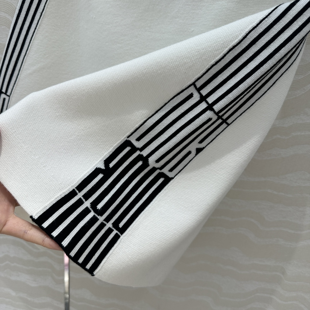 独家首发❤️原单品质，MissD 网球运动风针织🧶短半裙！两侧字母提花logo设计！减龄气质A字半裙经典