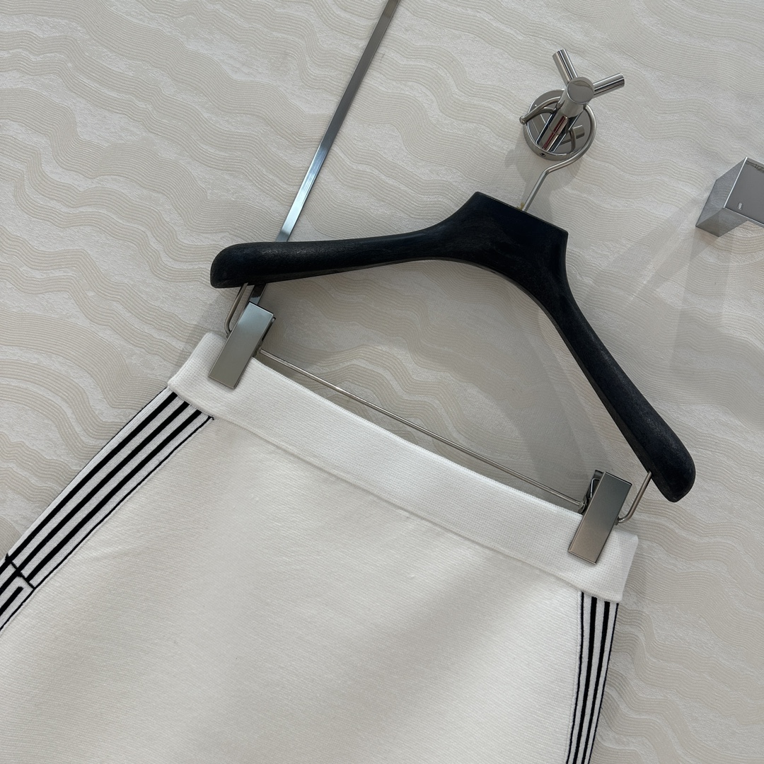 独家首发❤️原单品质，MissD 网球运动风针织🧶短半裙！两侧字母提花logo设计！减龄气质A字半裙经典