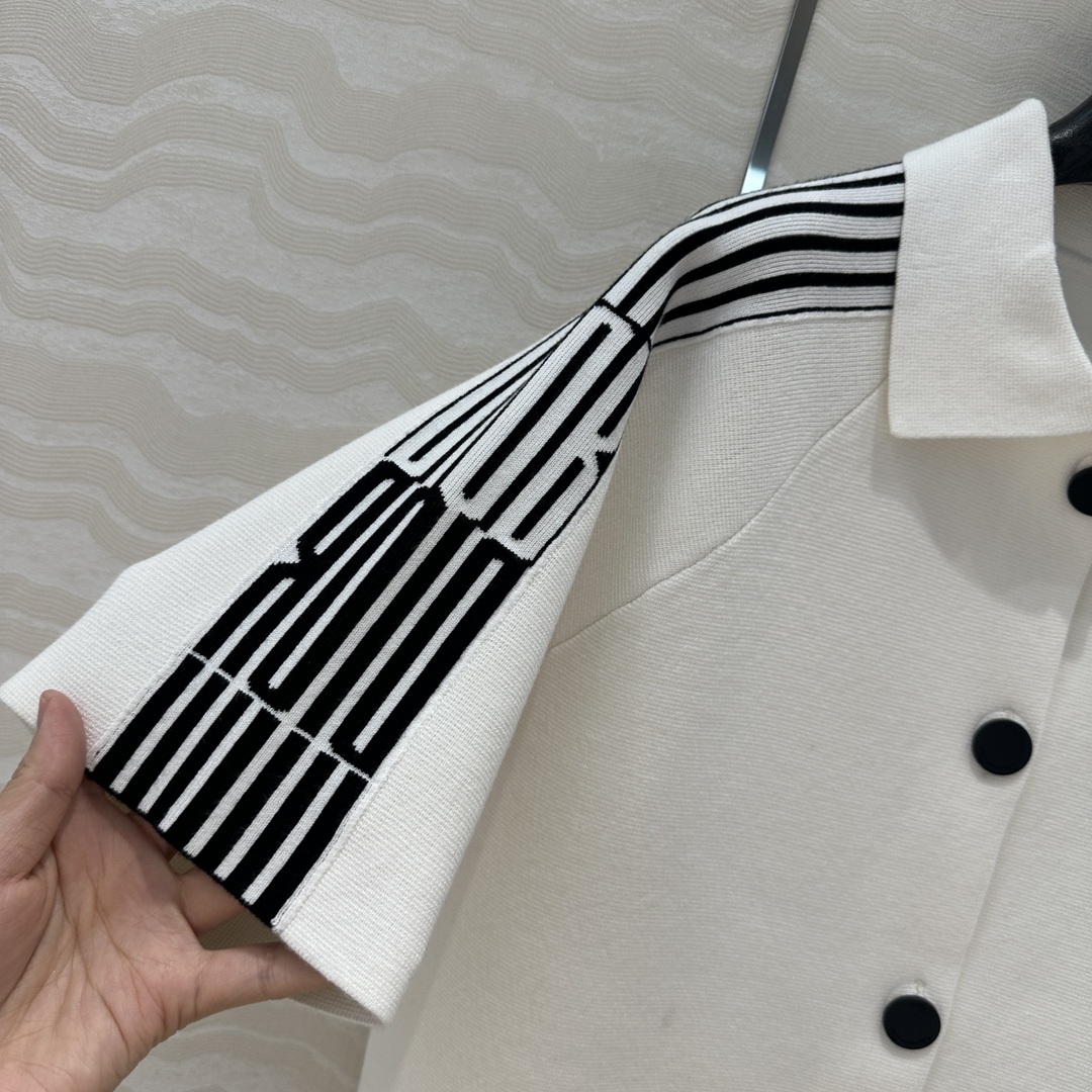 独家首发❤️原单品质，MissD 网球运动风针织🧶短袖开衫小外套！气质翻领H小短款宽松版型百搭不挑人，两