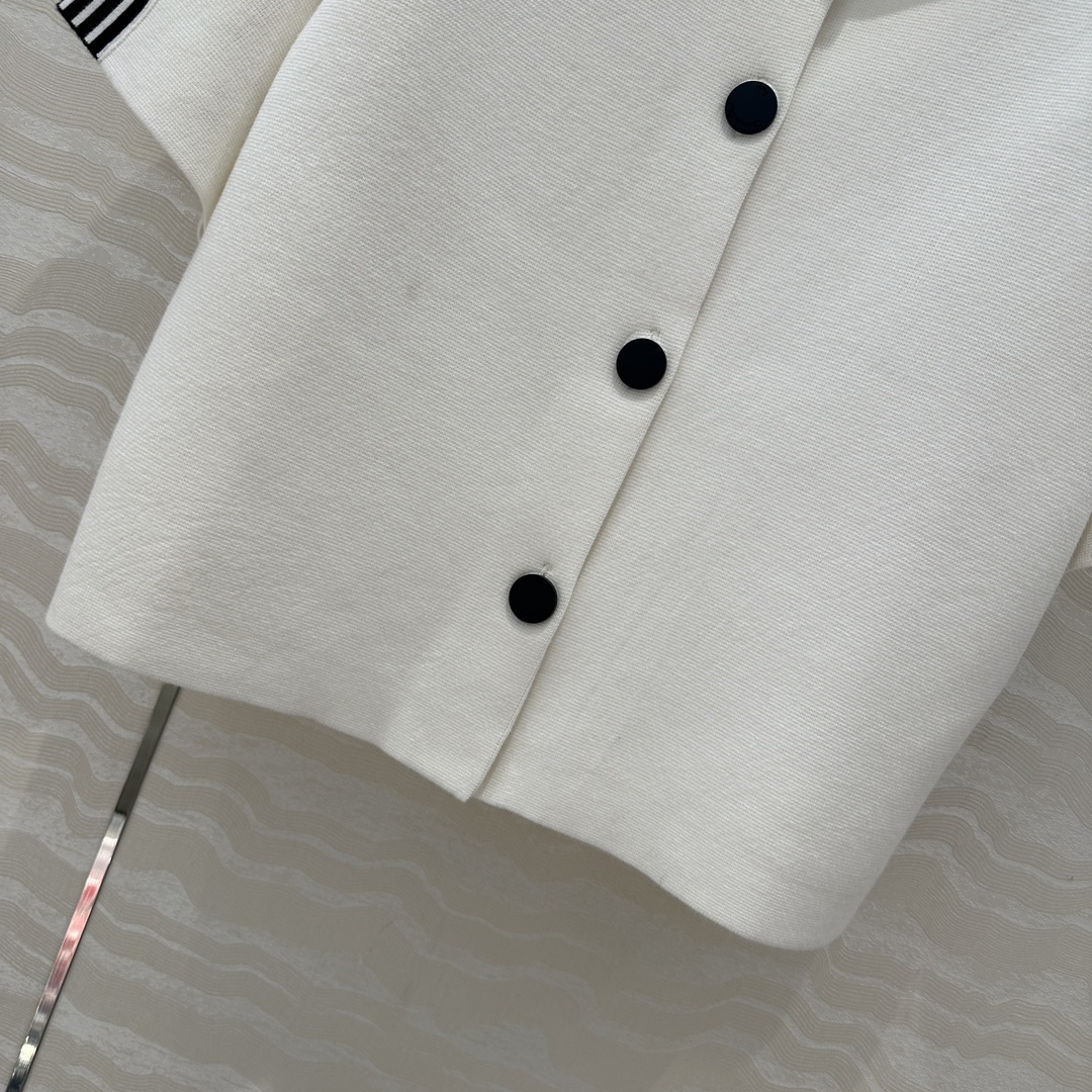 独家首发❤️原单品质，MissD 网球运动风针织🧶短袖开衫小外套！气质翻领H小短款宽松版型百搭不挑人，两